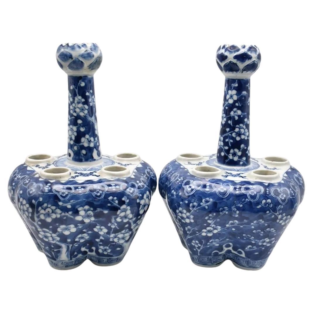 Coppia di antichi vasi di tulipani Qing cinesi blu e bianchi del XIX secolo ca. in vendita
