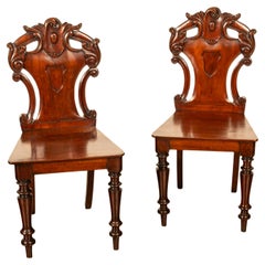 Par de sillas de salón con respaldo de escudo de caoba tallada de la Regencia 1825