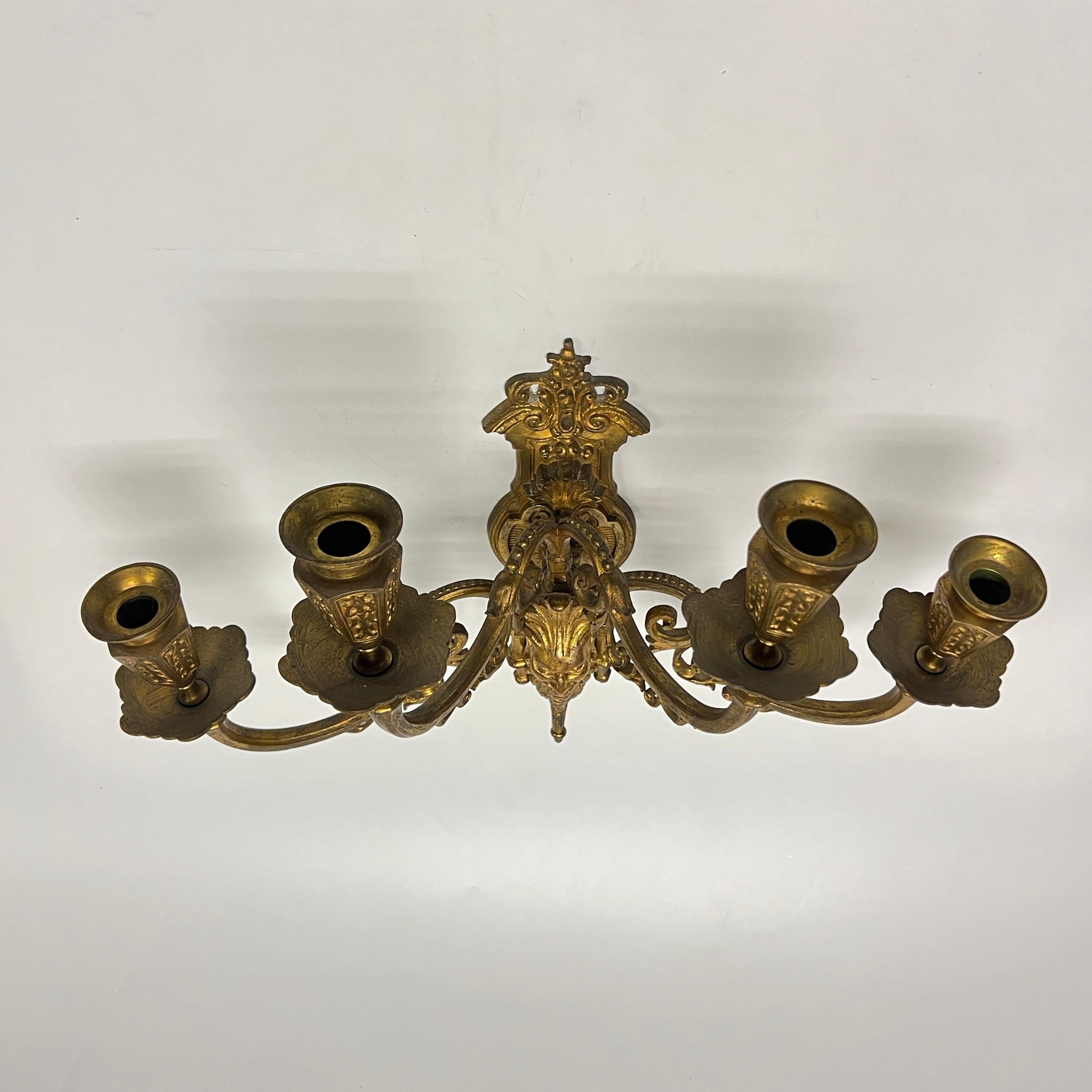 Coppia di antiche lampade a quattro luci in bronzo dorato di epoca rinascimentale in vendita 3