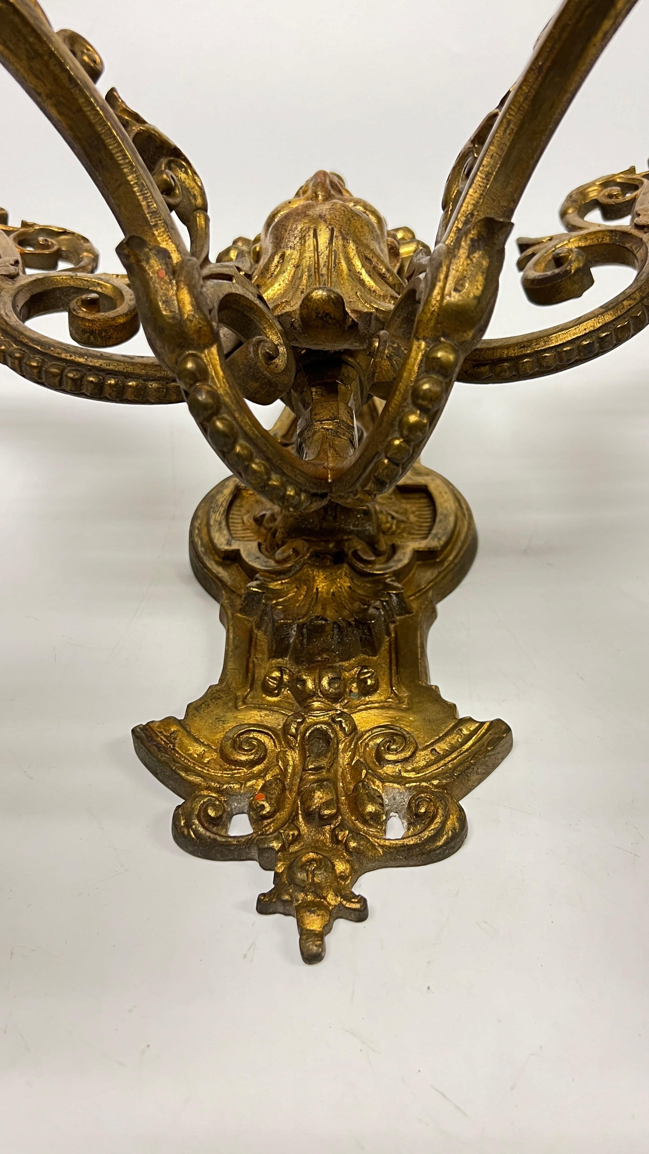Coppia di antiche lampade a quattro luci in bronzo dorato di epoca rinascimentale in vendita 4