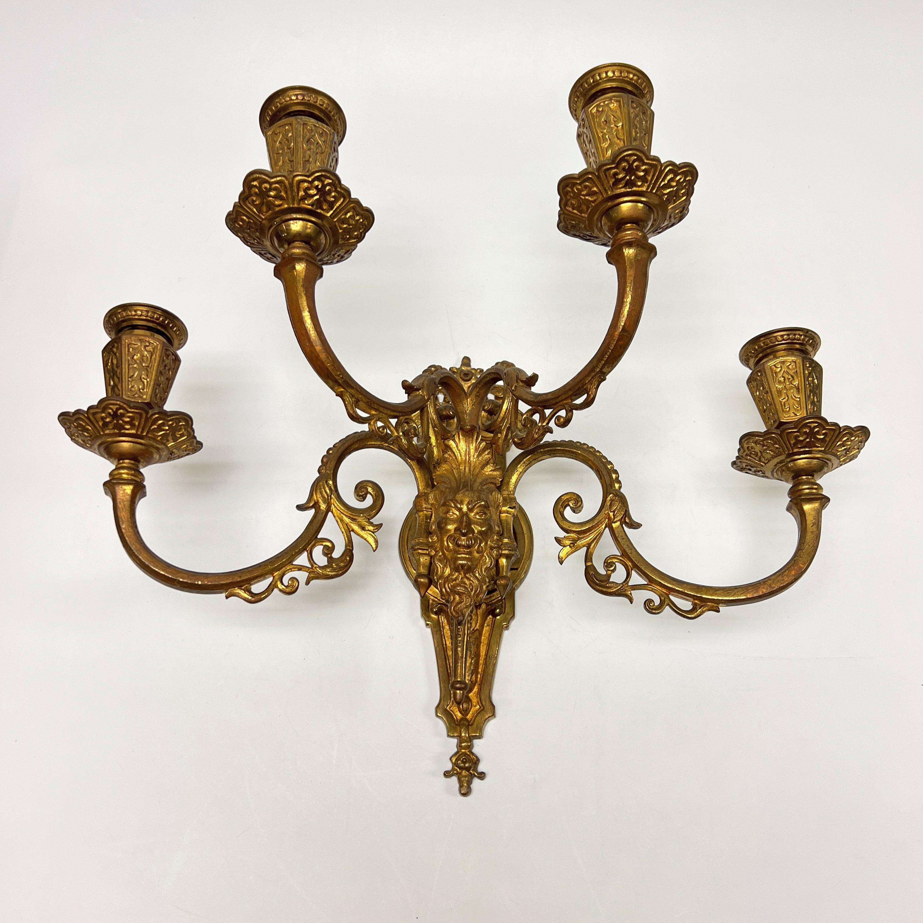 Coppia di antiche lampade a quattro luci in bronzo dorato di epoca rinascimentale in vendita 5