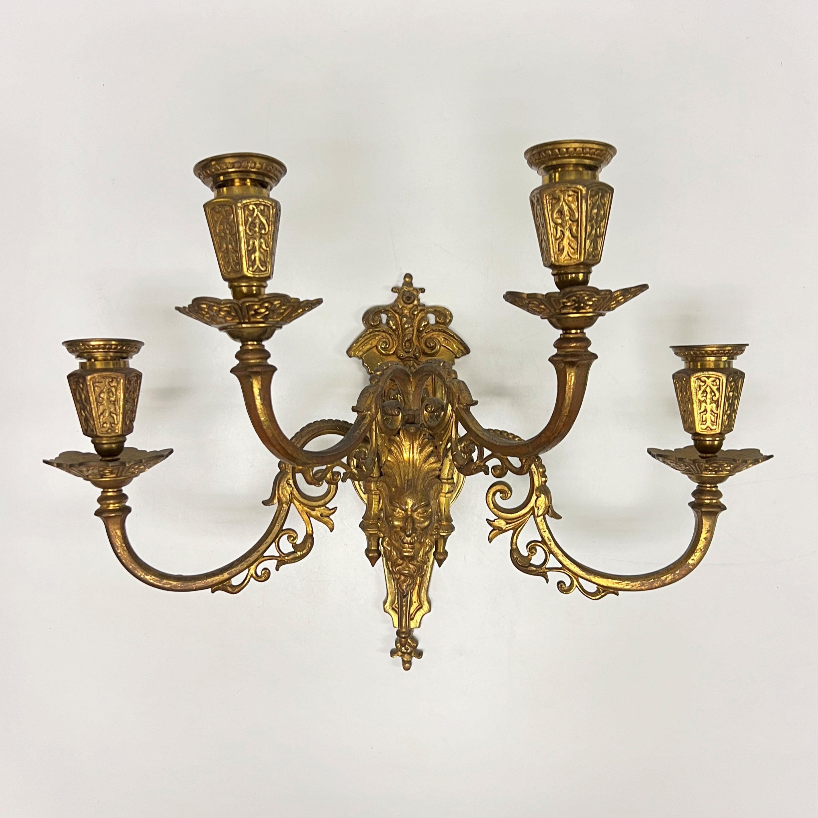 Coppia di antiche lampade a quattro luci in bronzo dorato di epoca rinascimentale in vendita 6