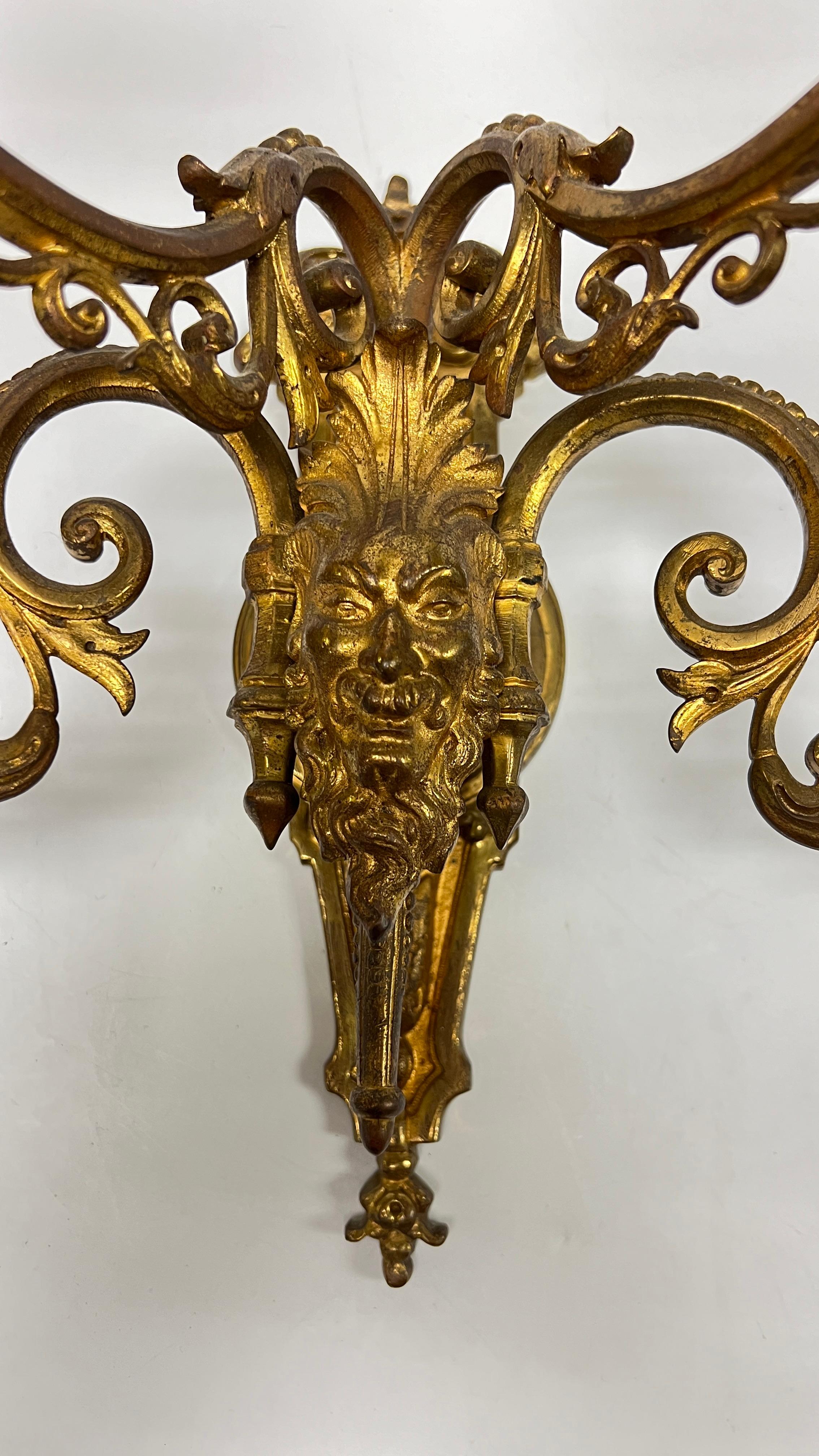 Coppia di antiche lampade a quattro luci in bronzo dorato di epoca rinascimentale in vendita 7