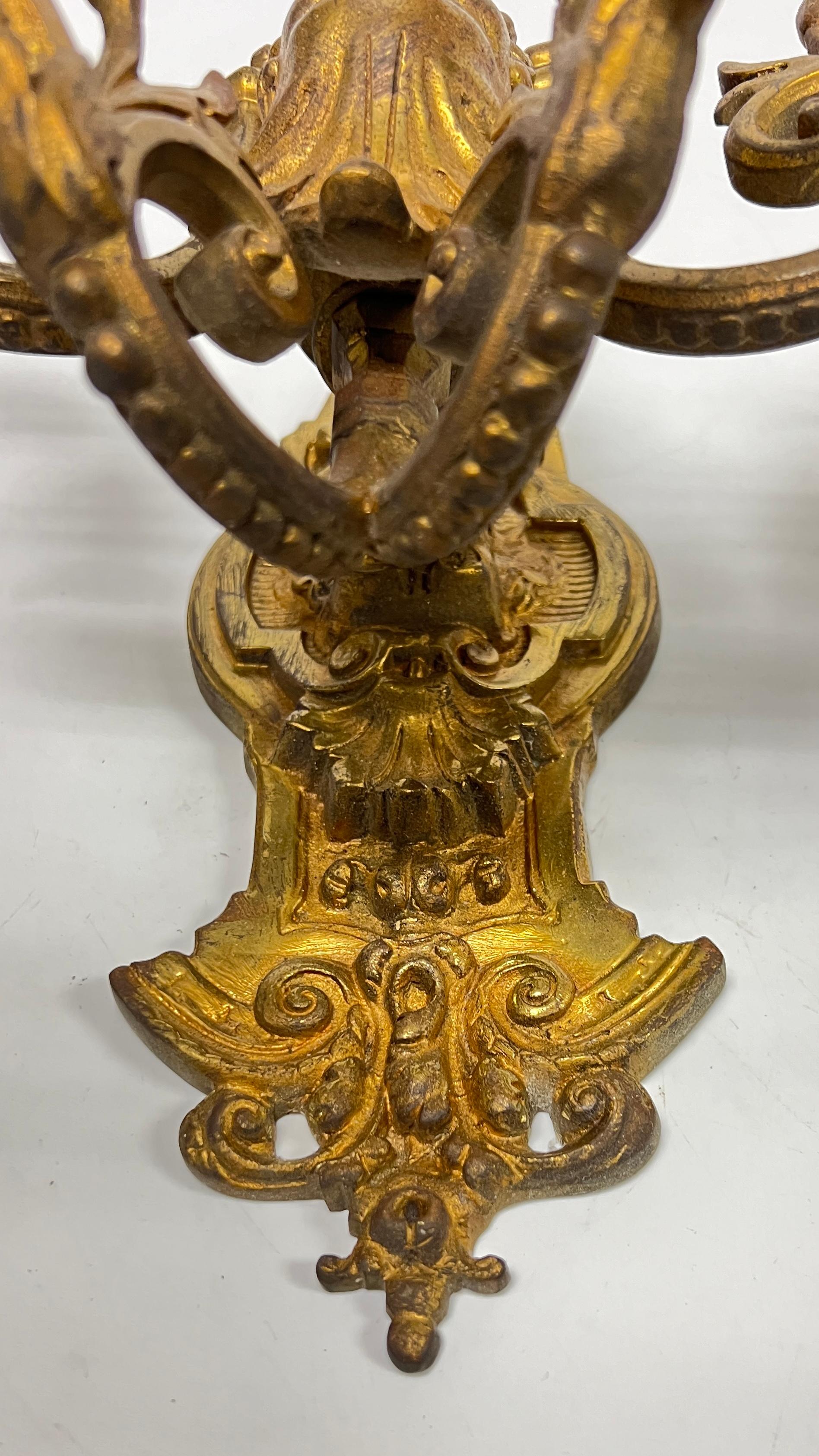 Coppia di antiche lampade a quattro luci in bronzo dorato di epoca rinascimentale in vendita 8