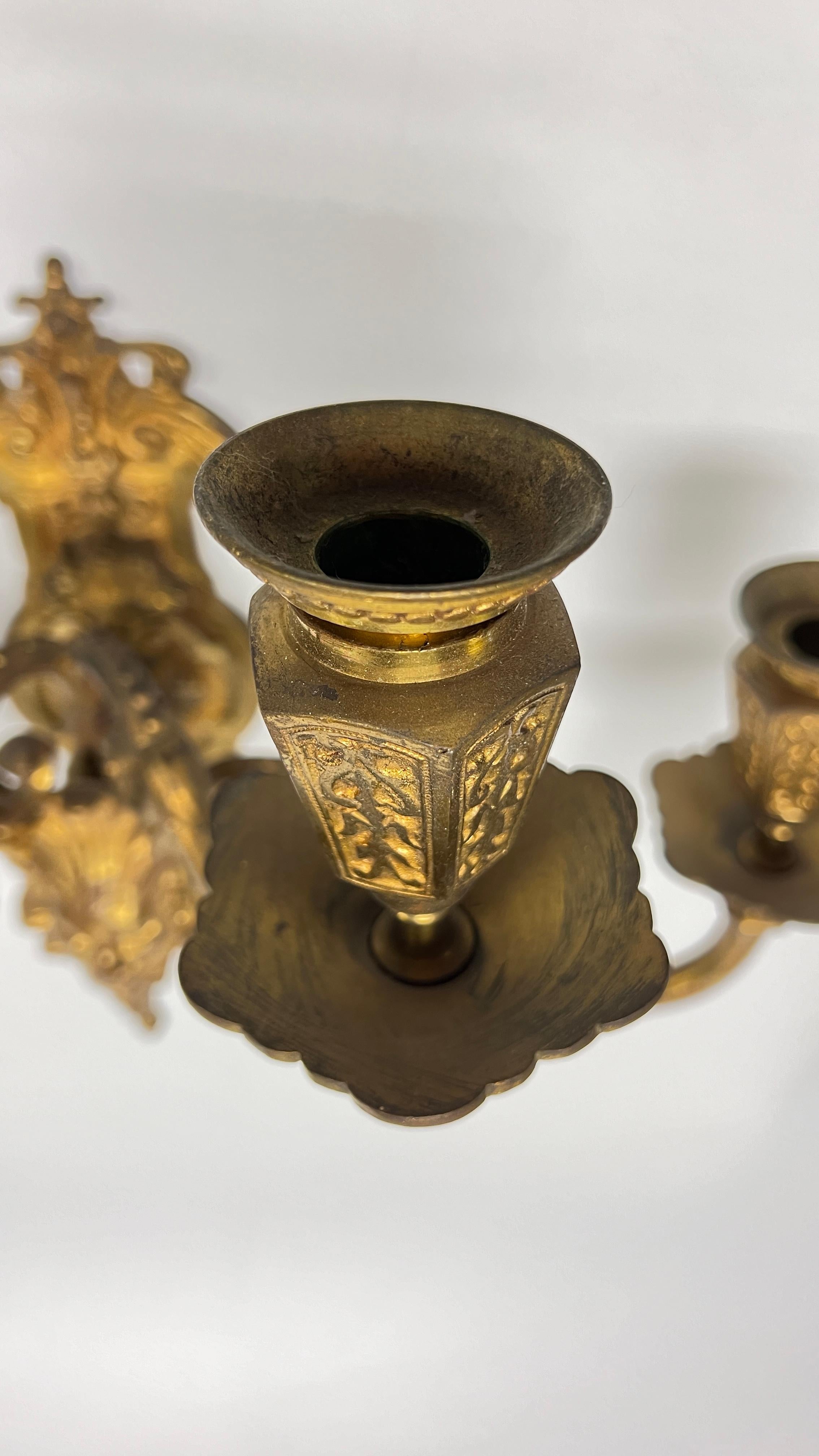Coppia di antiche lampade a quattro luci in bronzo dorato di epoca rinascimentale in vendita 9