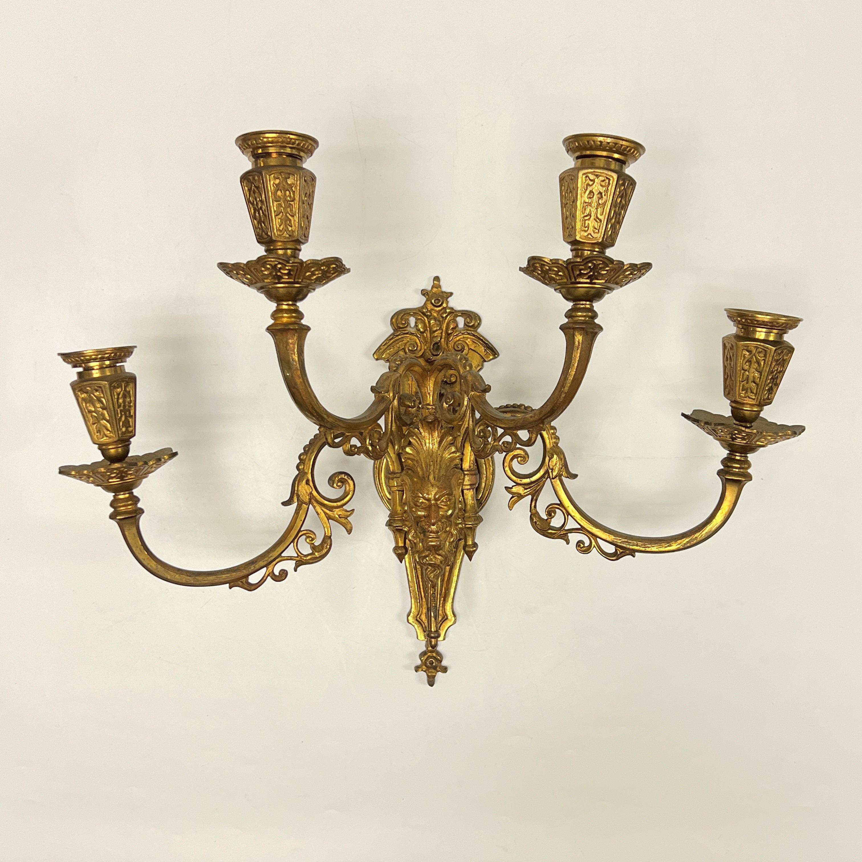 Dorato Coppia di antiche lampade a quattro luci in bronzo dorato di epoca rinascimentale in vendita