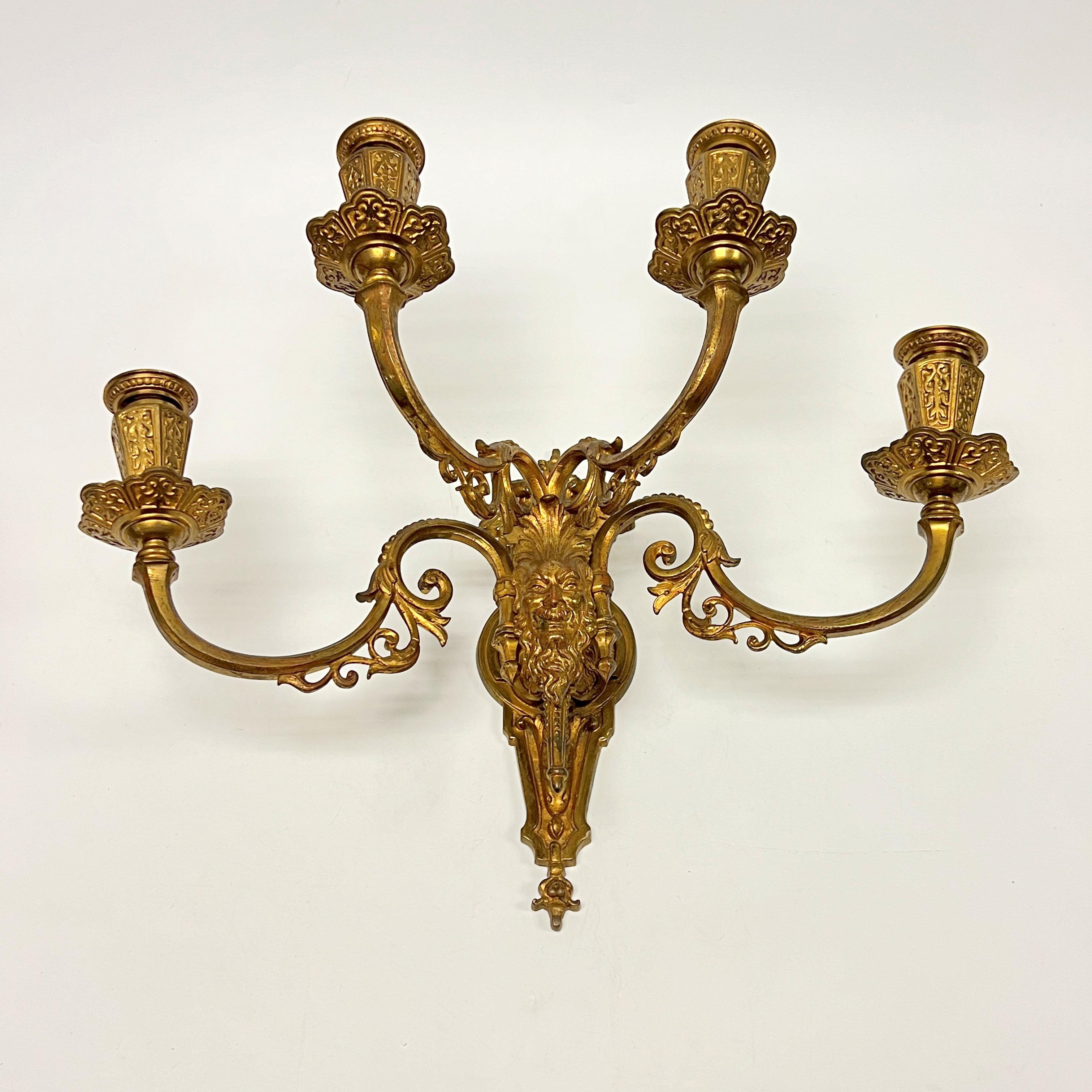 Coppia di antiche lampade a quattro luci in bronzo dorato di epoca rinascimentale In condizioni buone in vendita a New York, NY