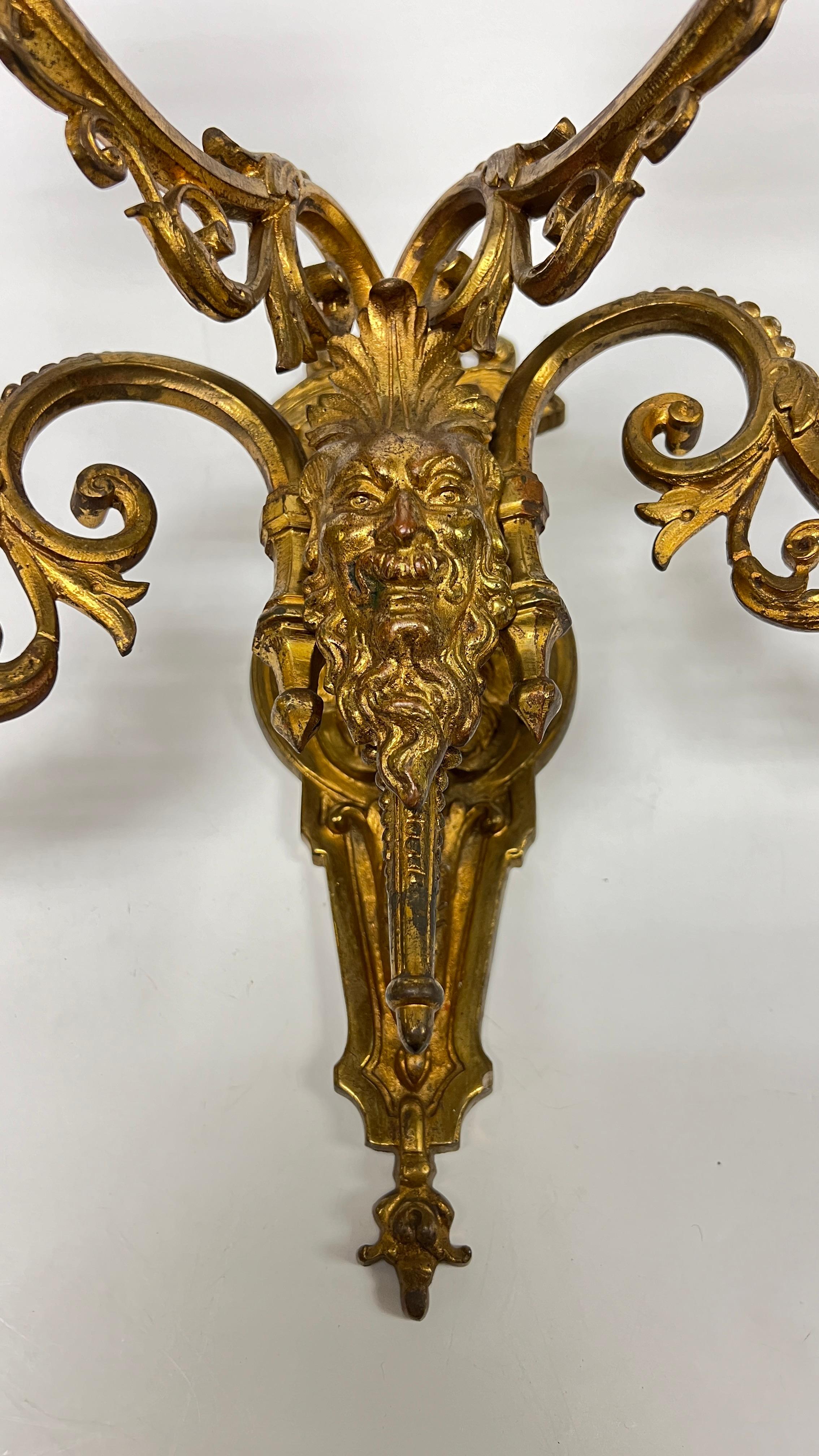XX secolo Coppia di antiche lampade a quattro luci in bronzo dorato di epoca rinascimentale in vendita