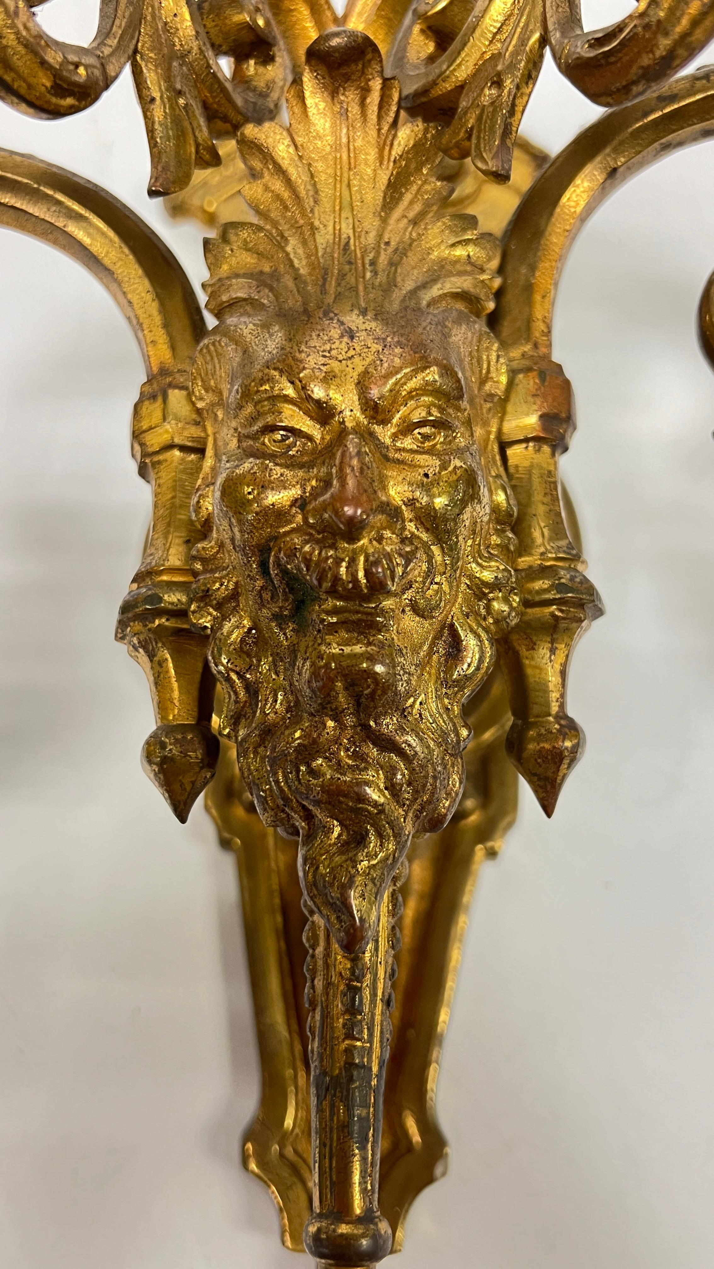 Bronzo Coppia di antiche lampade a quattro luci in bronzo dorato di epoca rinascimentale in vendita
