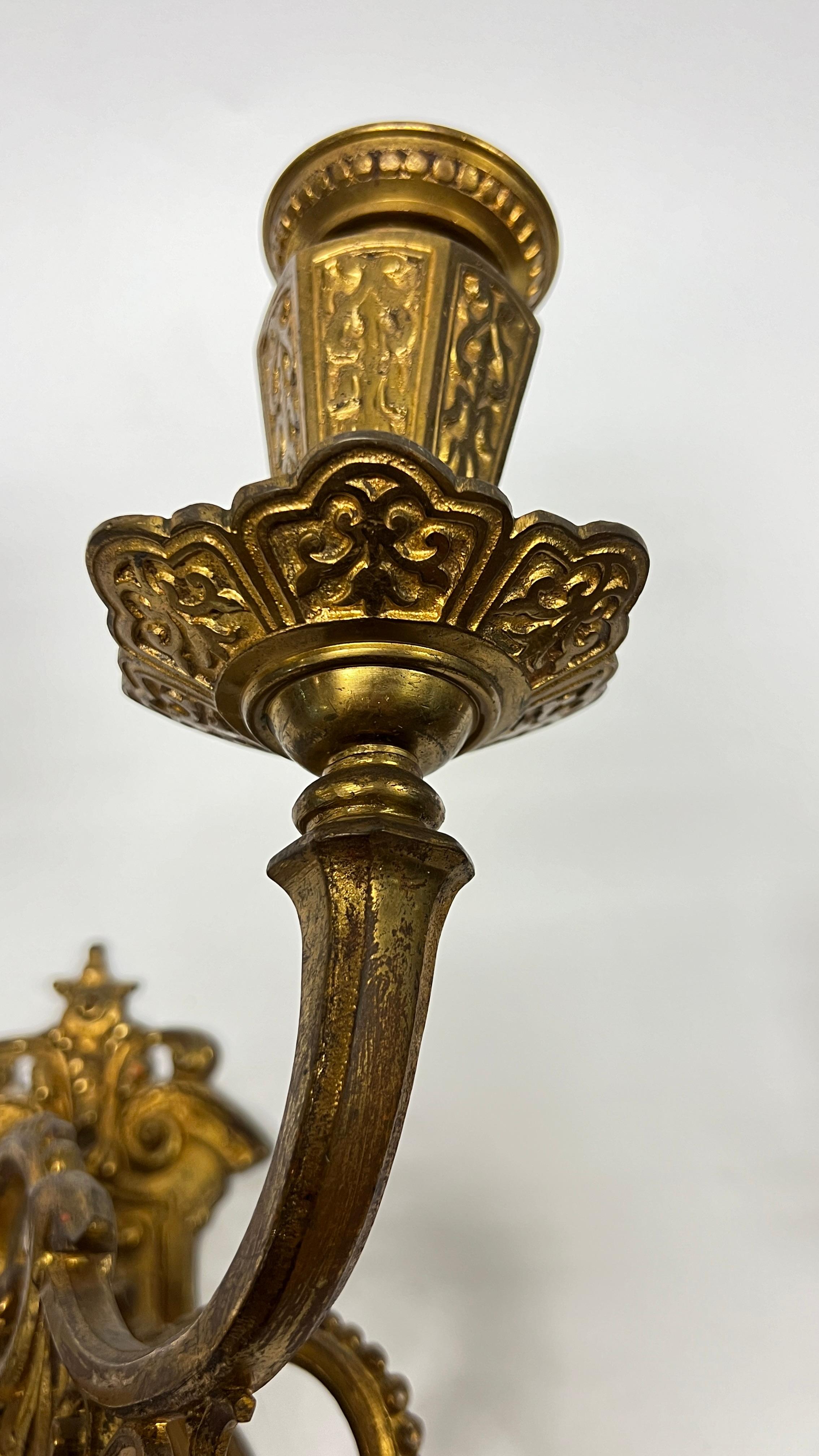 Coppia di antiche lampade a quattro luci in bronzo dorato di epoca rinascimentale in vendita 1