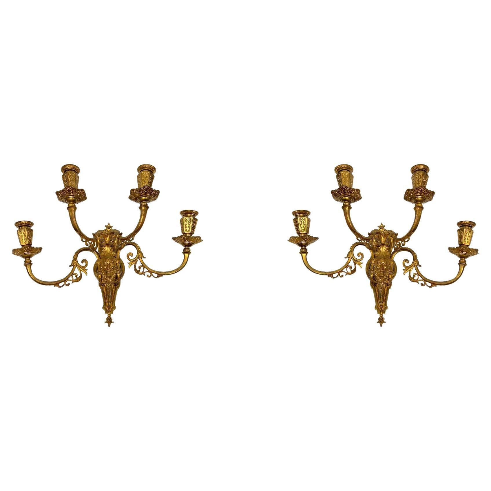 Paar antike Renaissance-Revival-Wandleuchter aus vergoldeter Bronze mit vier Lichtern