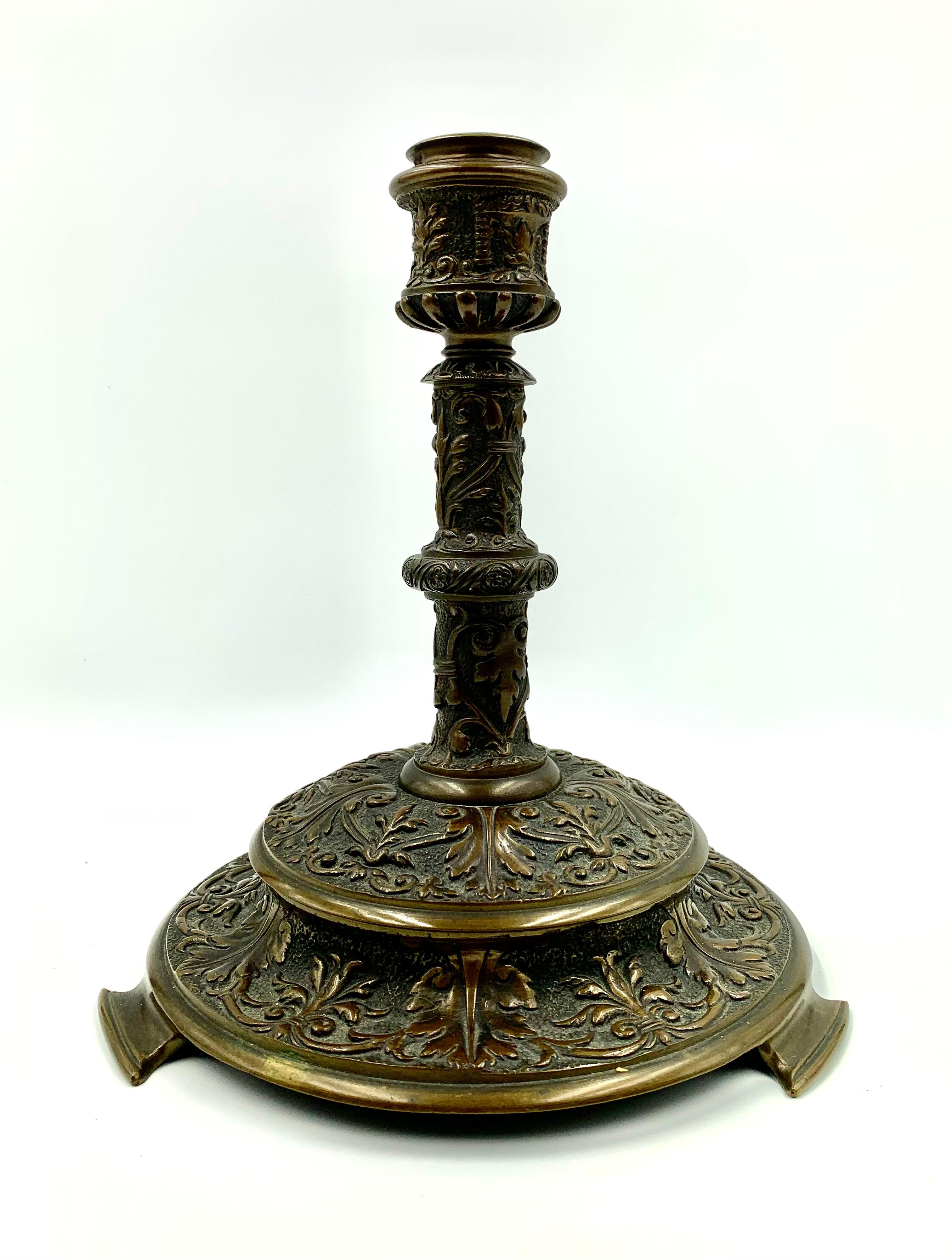 Néo-Renaissance Paire de bougeoirs anciens en bronze de style Renaissance à la manière d'Edward F. Caldwell en vente