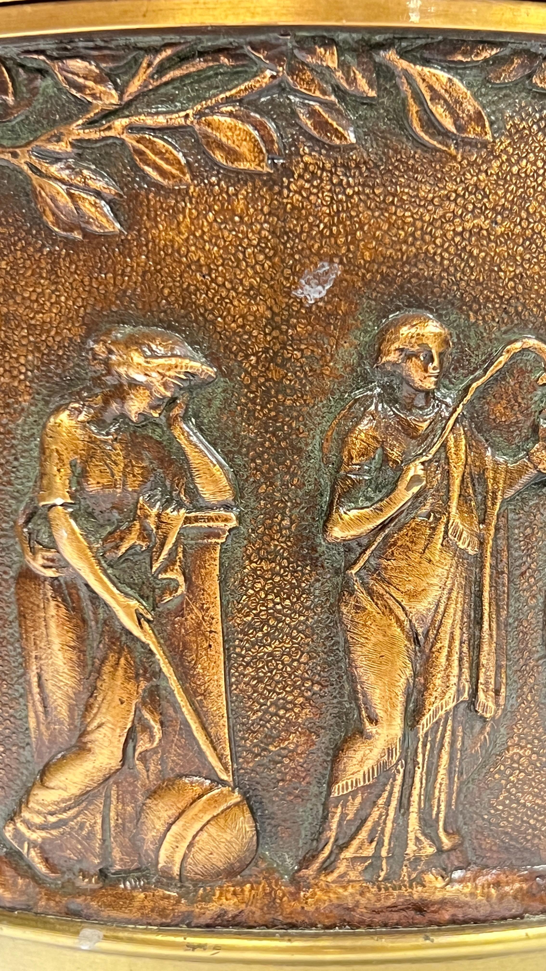 Paire de vases anciens en bronze patiné de style néoclassique romain en vente 3