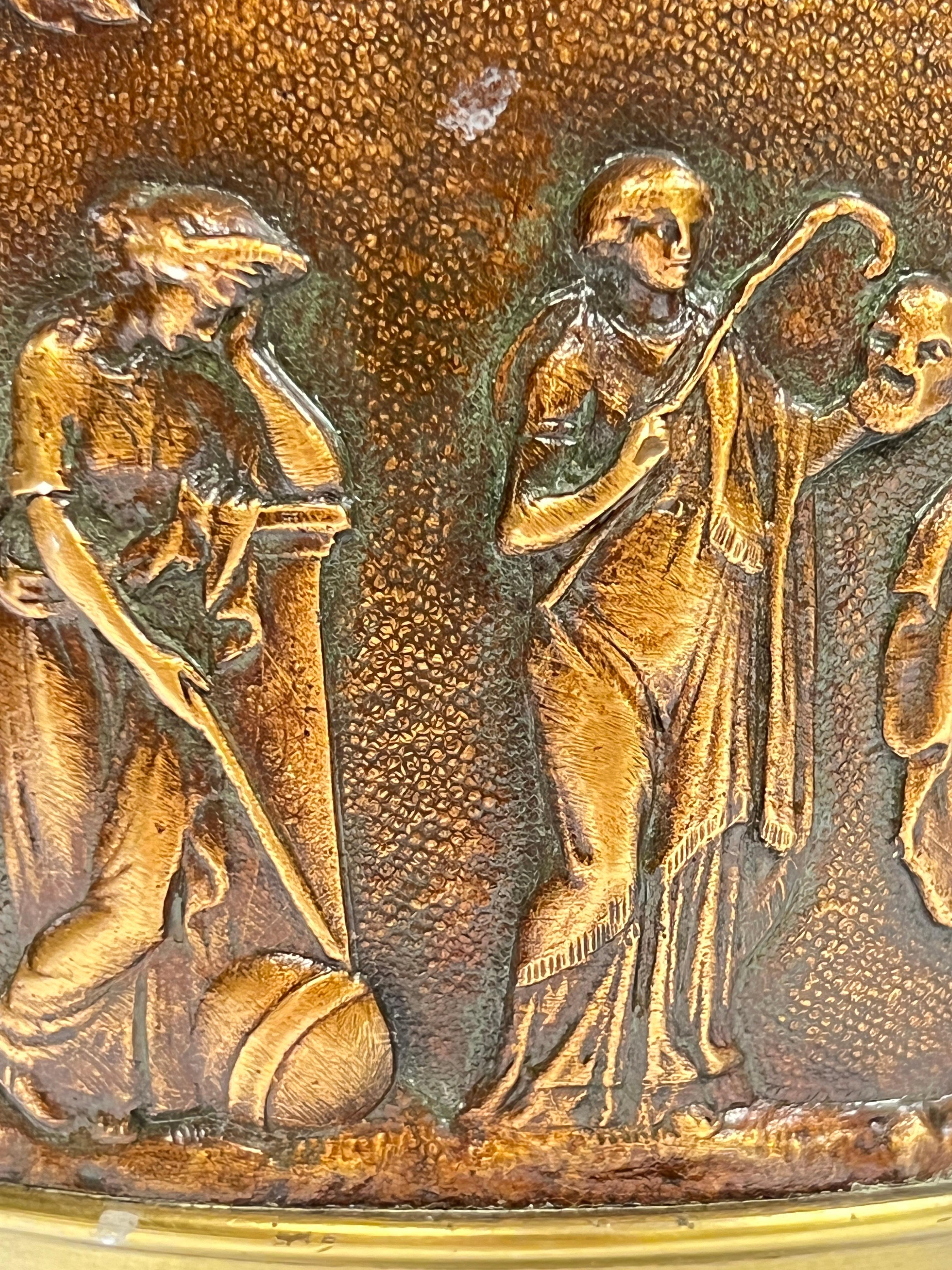 Paire de vases anciens en bronze patiné de style néoclassique romain en vente 4