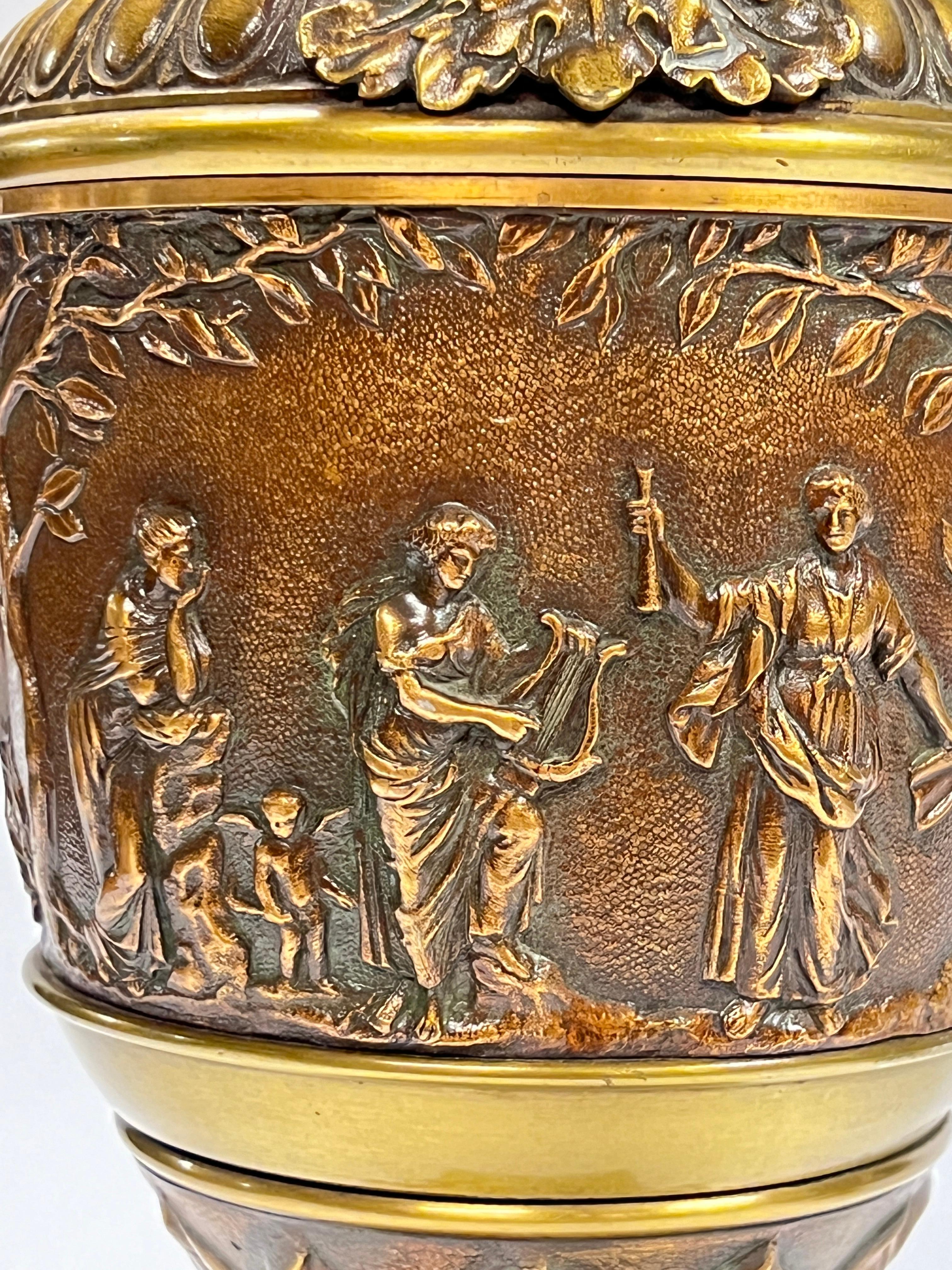 Paire de vases anciens en bronze patiné de style néoclassique romain en vente 8