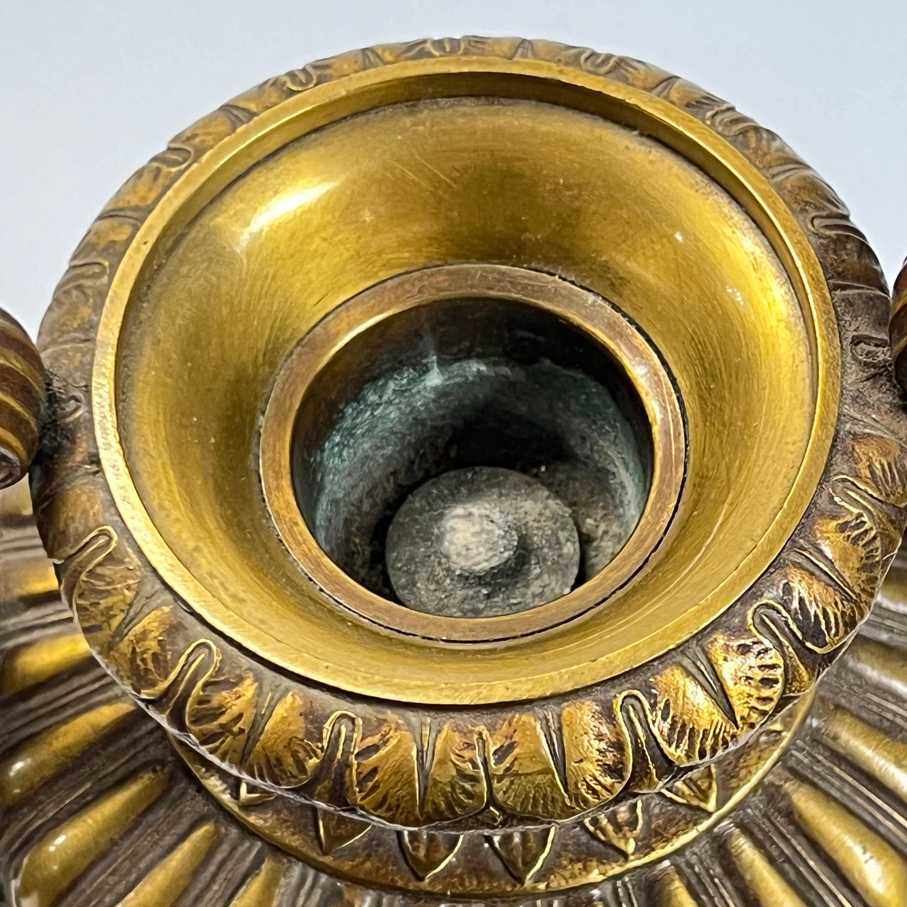 Paire de vases anciens en bronze patiné de style néoclassique romain en vente 12