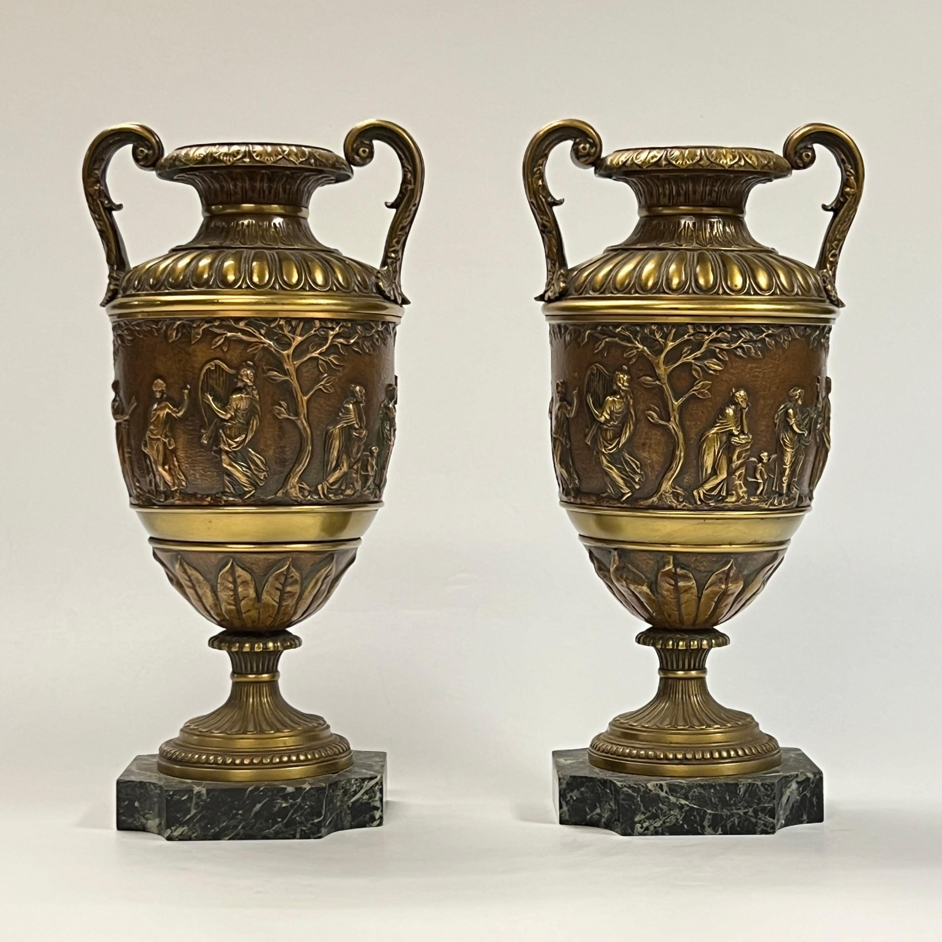 Néo-classique Paire de vases anciens en bronze patiné de style néoclassique romain en vente