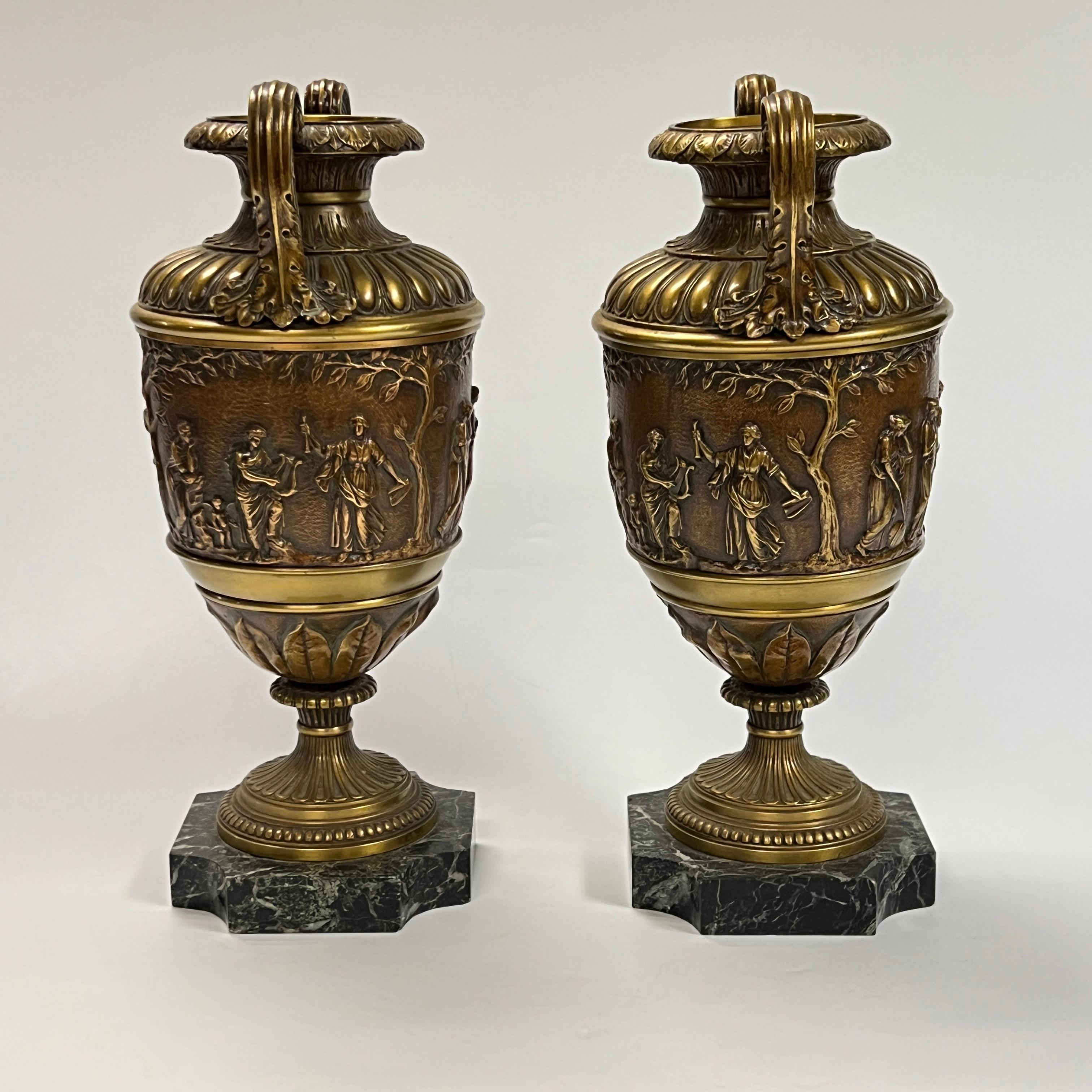 Patiné Paire de vases anciens en bronze patiné de style néoclassique romain en vente