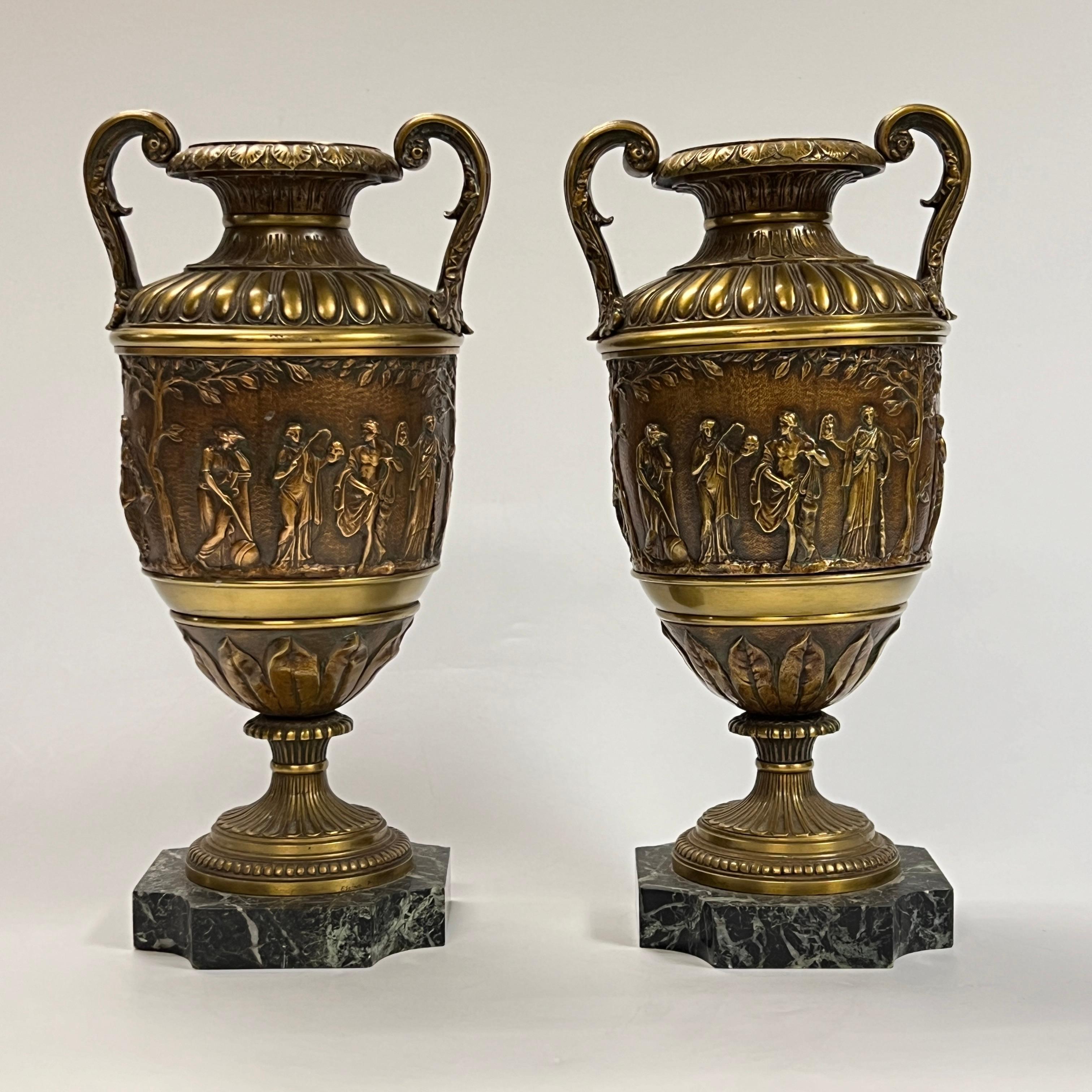 Paire de vases anciens en bronze patiné de style néoclassique romain Bon état - En vente à New York, NY