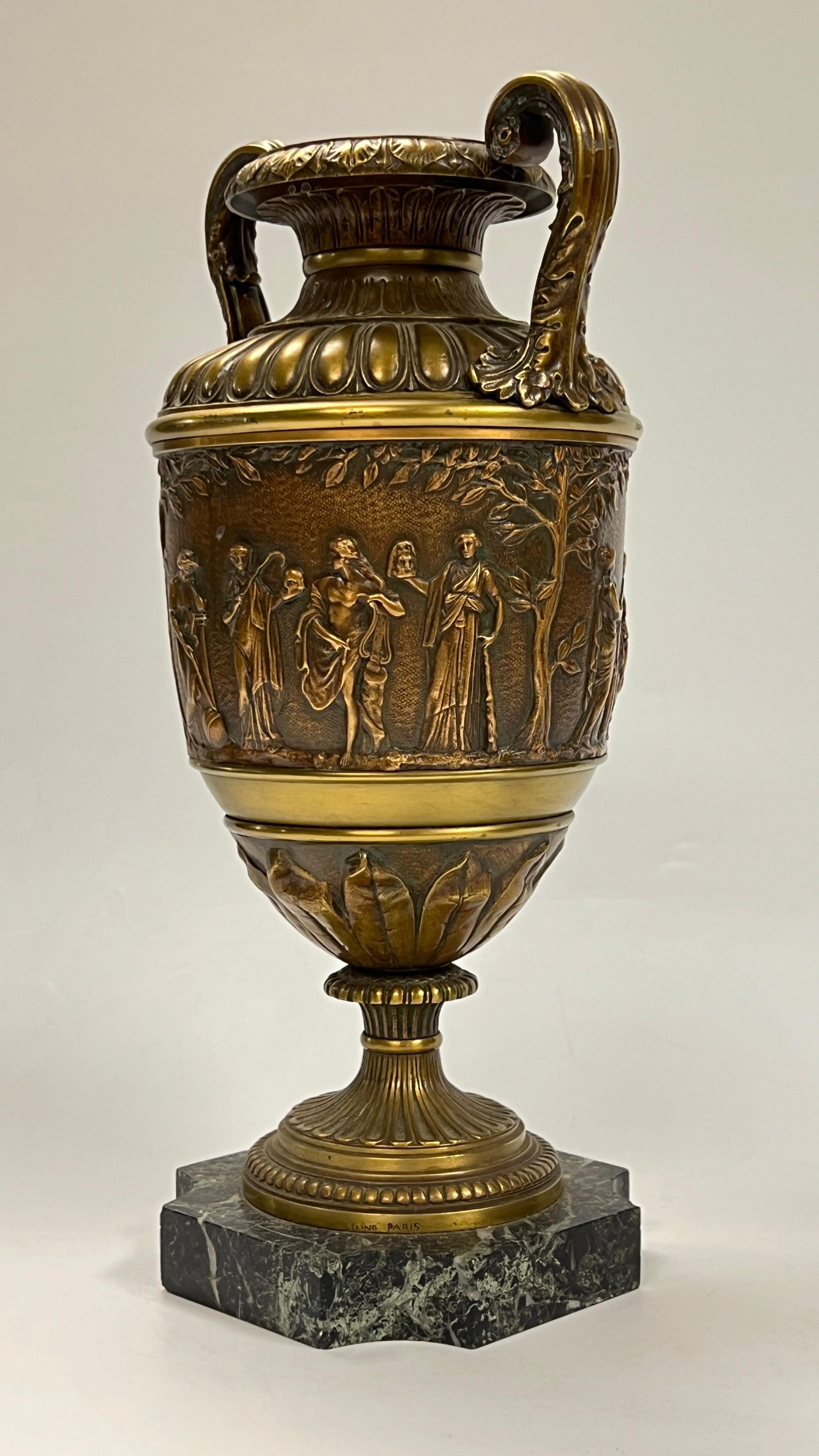 XIXe siècle Paire de vases anciens en bronze patiné de style néoclassique romain en vente
