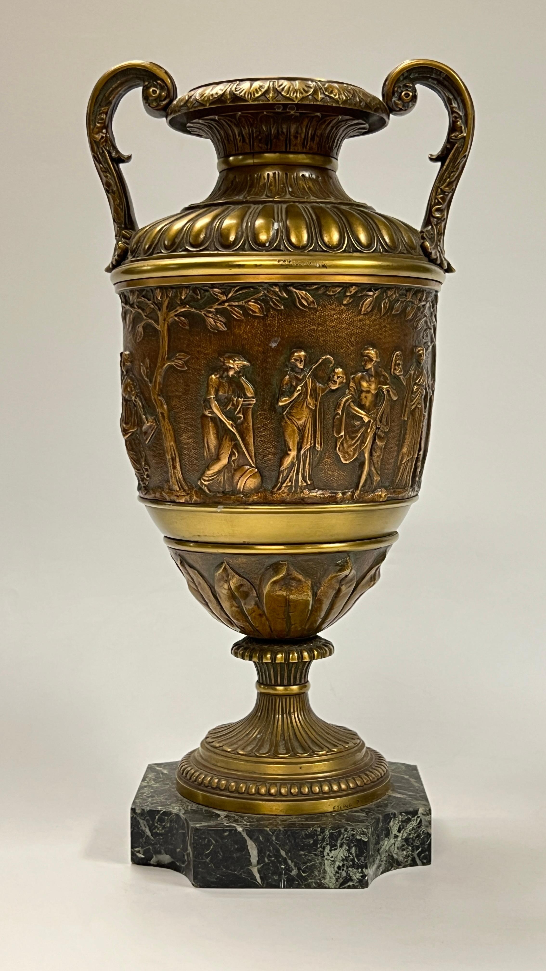 Bronze Paire de vases anciens en bronze patiné de style néoclassique romain en vente