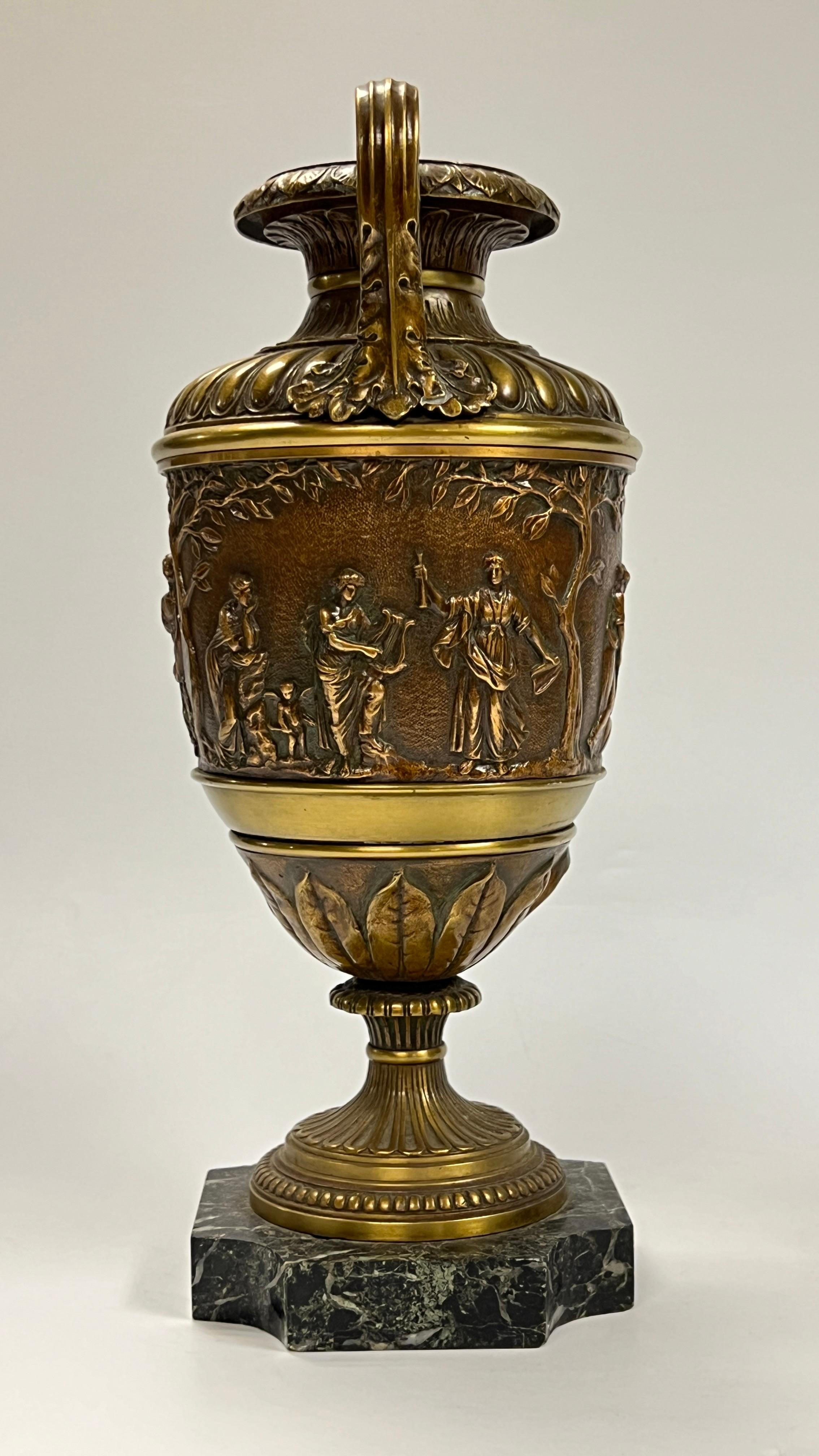 Paire de vases anciens en bronze patiné de style néoclassique romain en vente 1