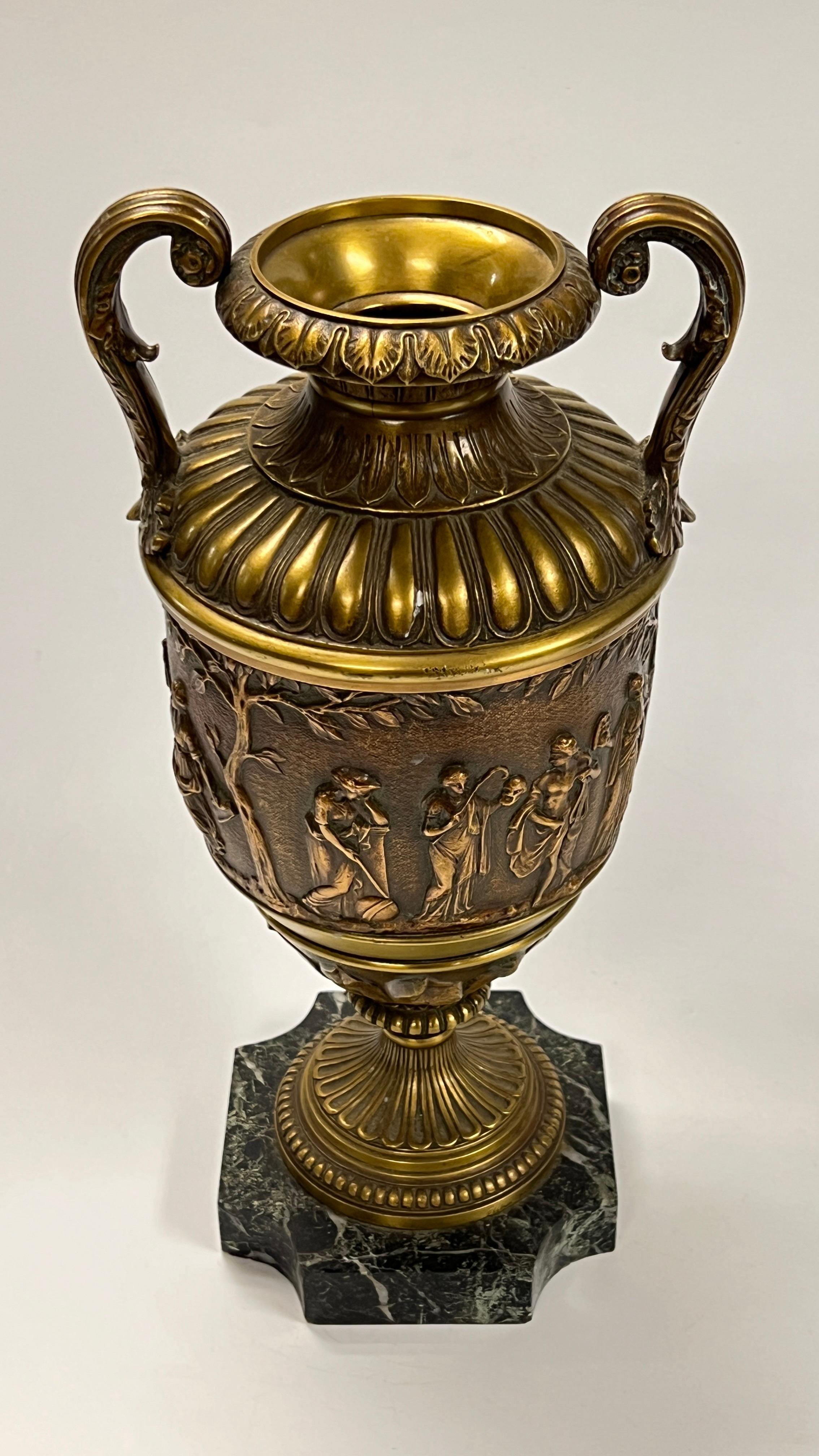 Paire de vases anciens en bronze patiné de style néoclassique romain en vente 2
