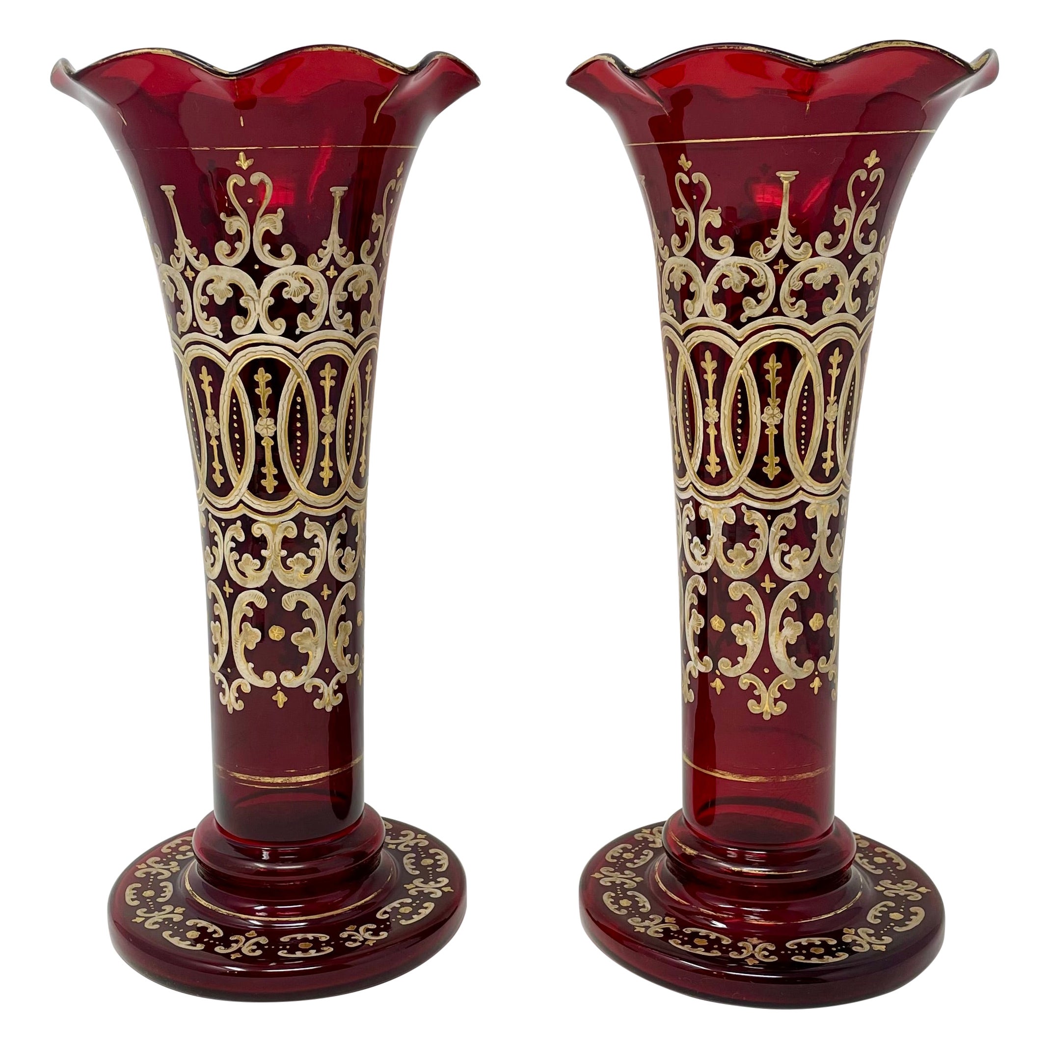 Paar antike Rubinglasvasen mit handbemalten Golddetails, um 1890.
