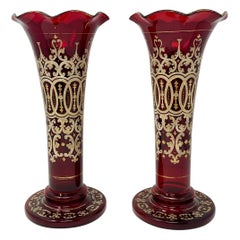 Paar antike Rubinglasvasen mit handbemalten Golddetails, um 1890.