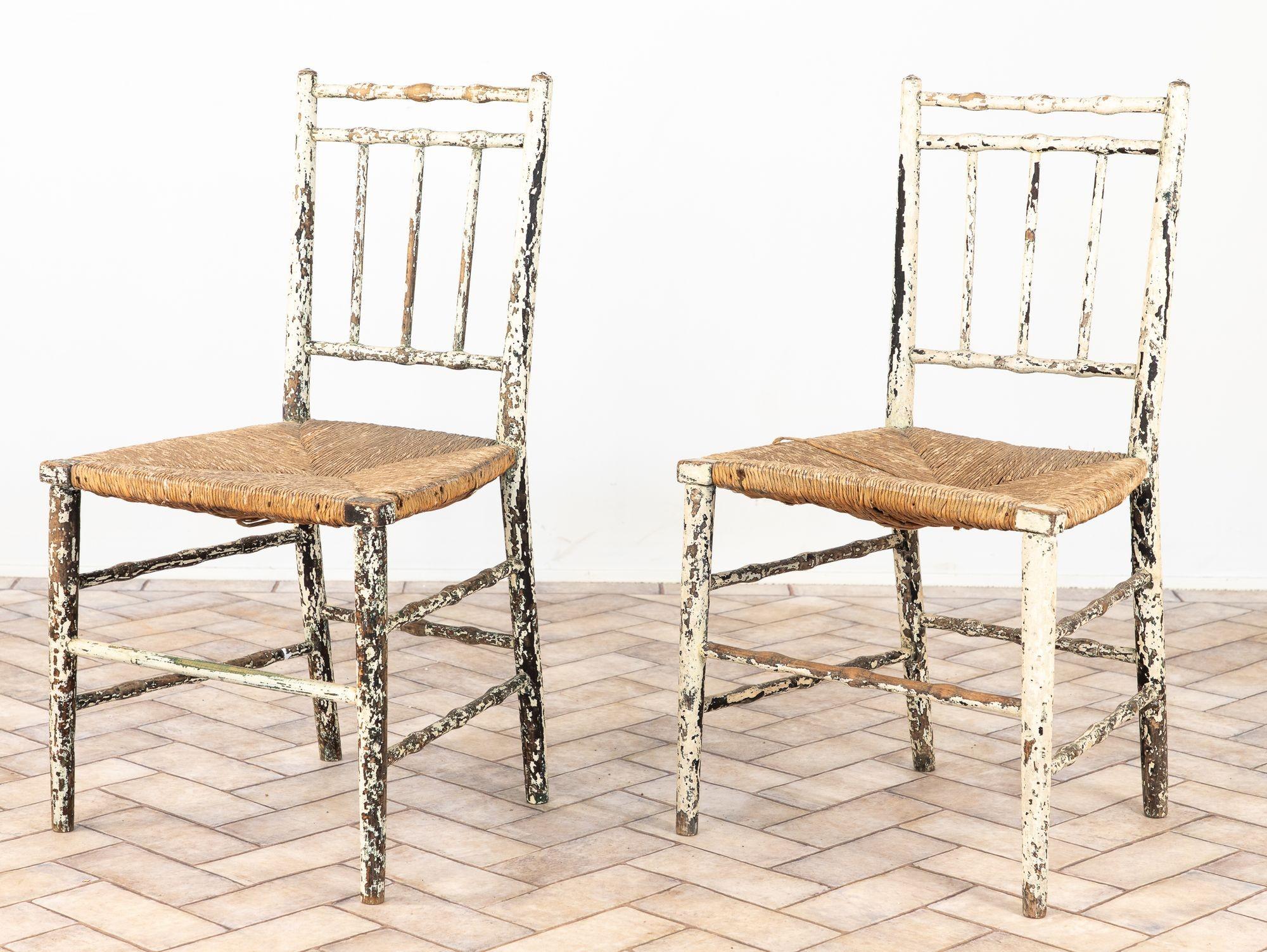 Paire de chaises de salle à manger anciennes à siège en jonc, Angleterre, années 1920 Bon état - En vente à South Salem, NY