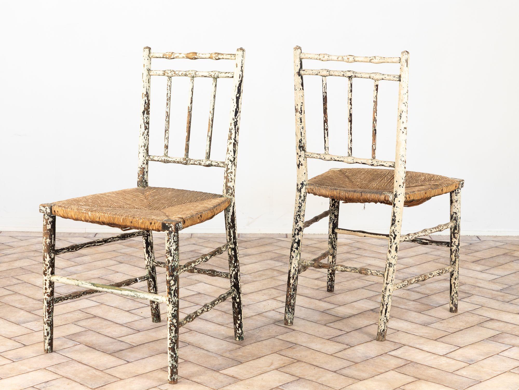 Bois Paire de chaises de salle à manger anciennes à siège en jonc, Angleterre, années 1920 en vente
