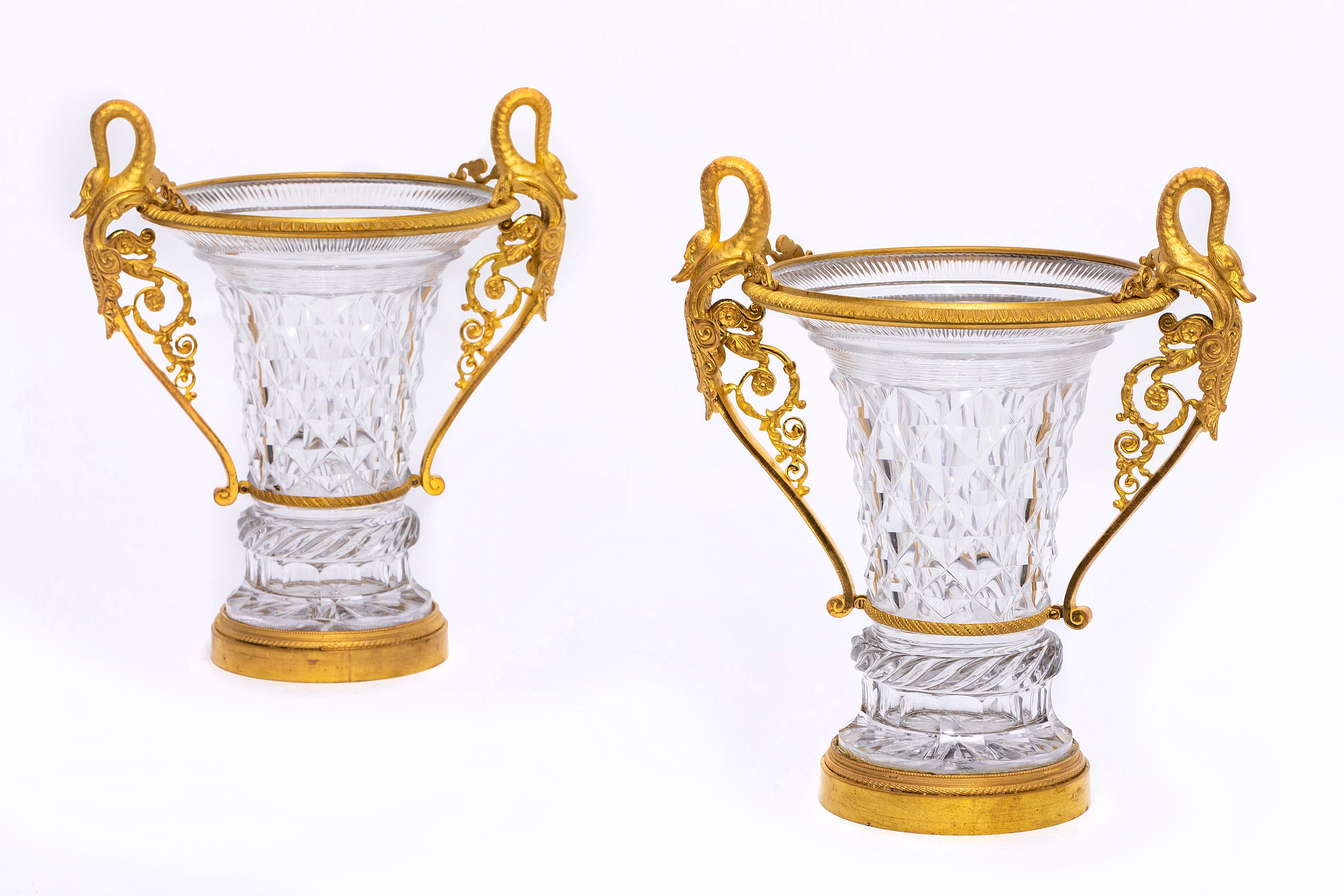 Paar Antike russische Vasen mit doppeltem Schwan aus handgeschliffenem Ormolu-Kristall (Louis XVI.) im Angebot
