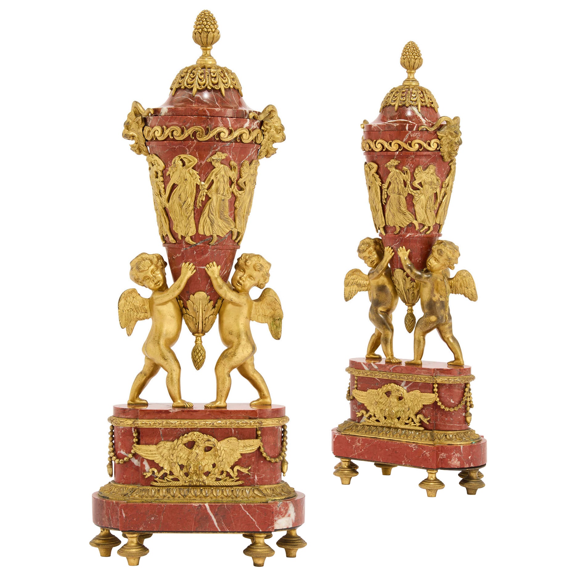 Paar antike russische rosa Griotte-Marmor vergoldete Bronze Gold Ormolu Vasen im Angebot