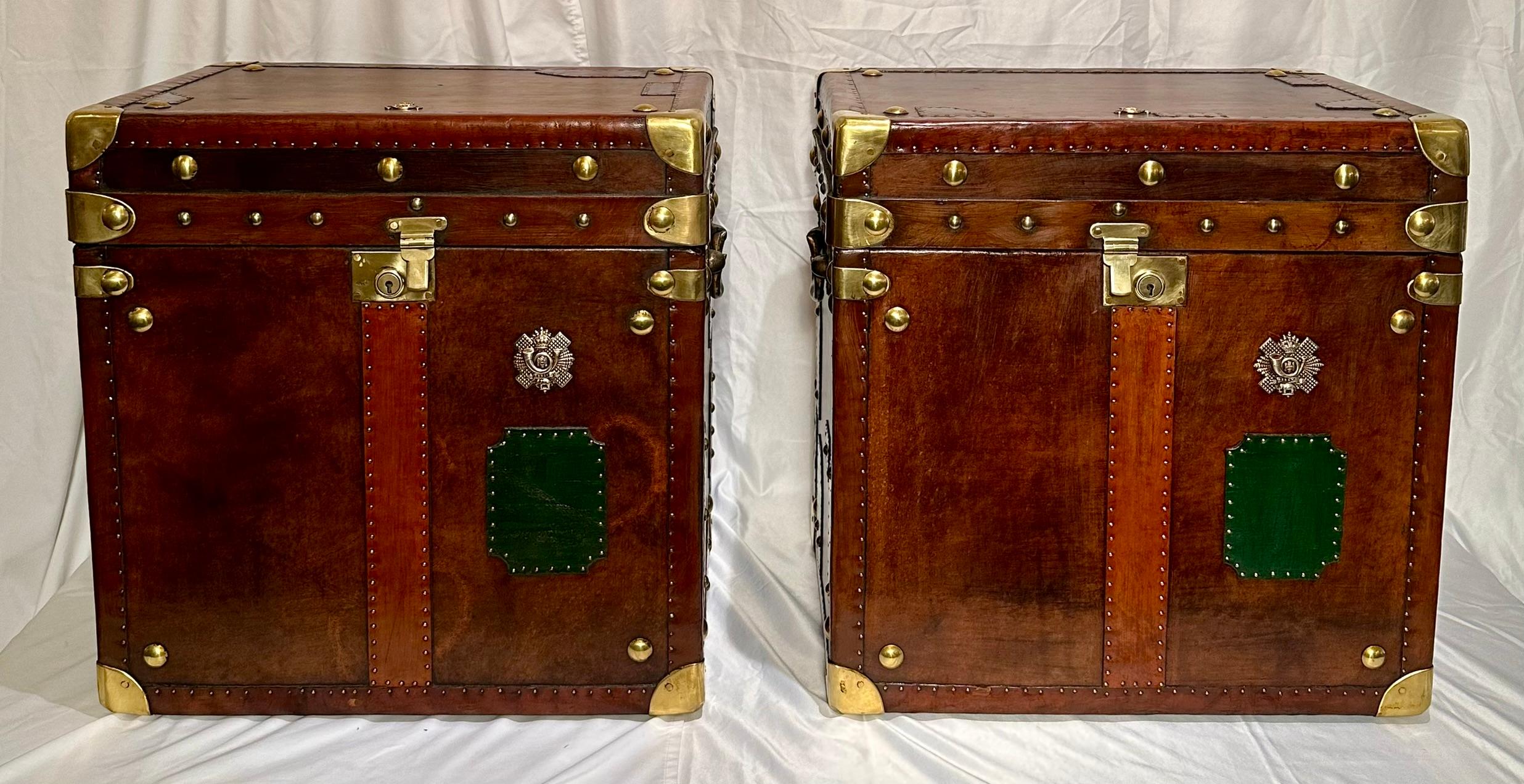 Coppia di antichi bauli militari in pelle e ottone della fanteria leggera scozzese, circa 1900.
