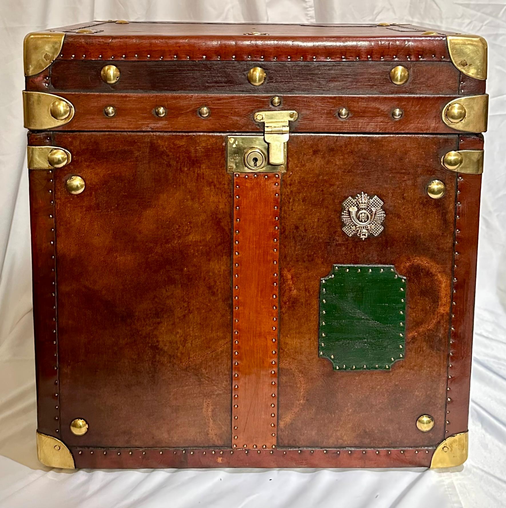 Scozzese Coppia di antichi bauli militari in pelle e ottone della fanteria leggera scozzese, Circa 1900 in vendita