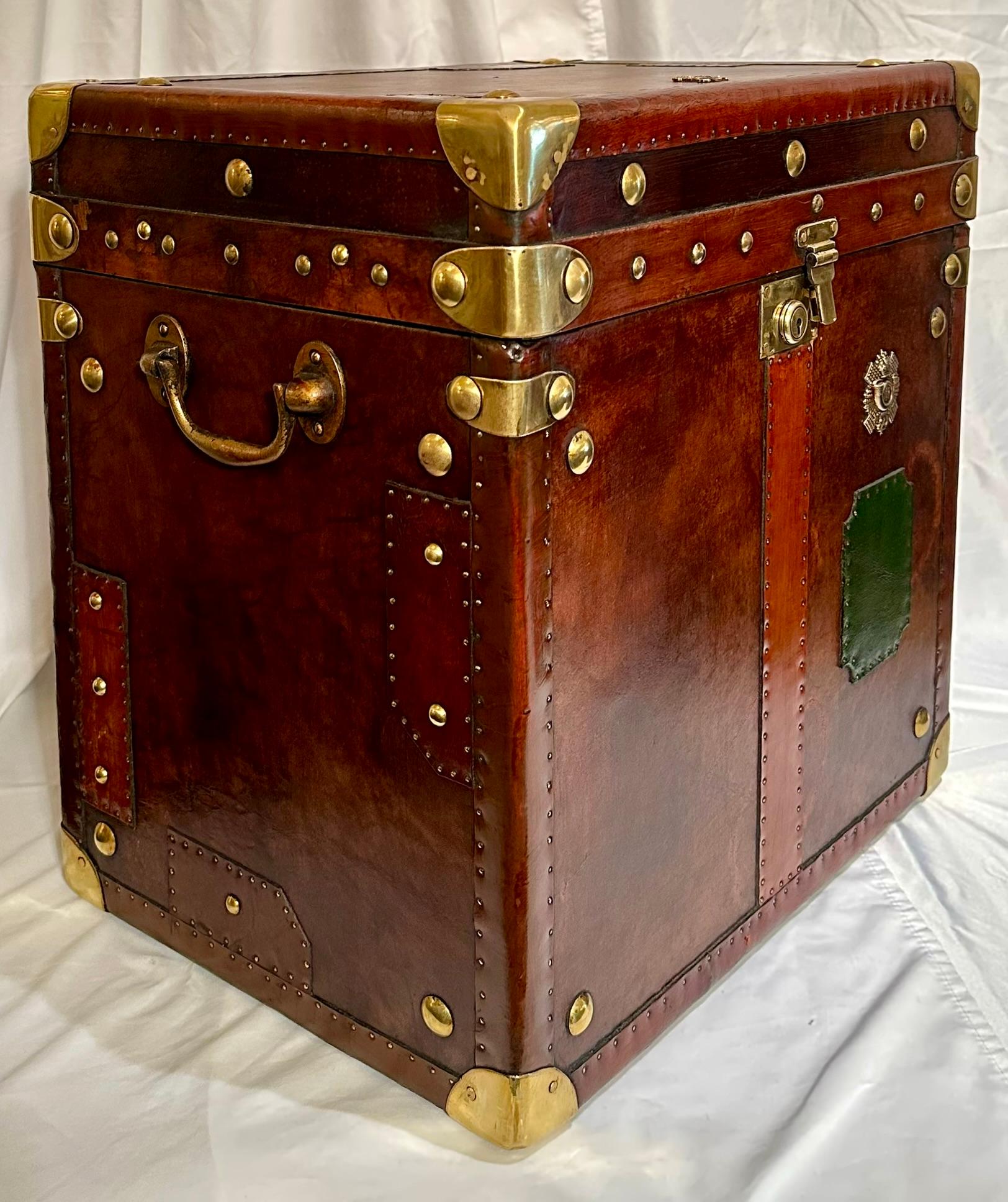Coppia di antichi bauli militari in pelle e ottone della fanteria leggera scozzese, Circa 1900 In condizioni buone in vendita a New Orleans, LA