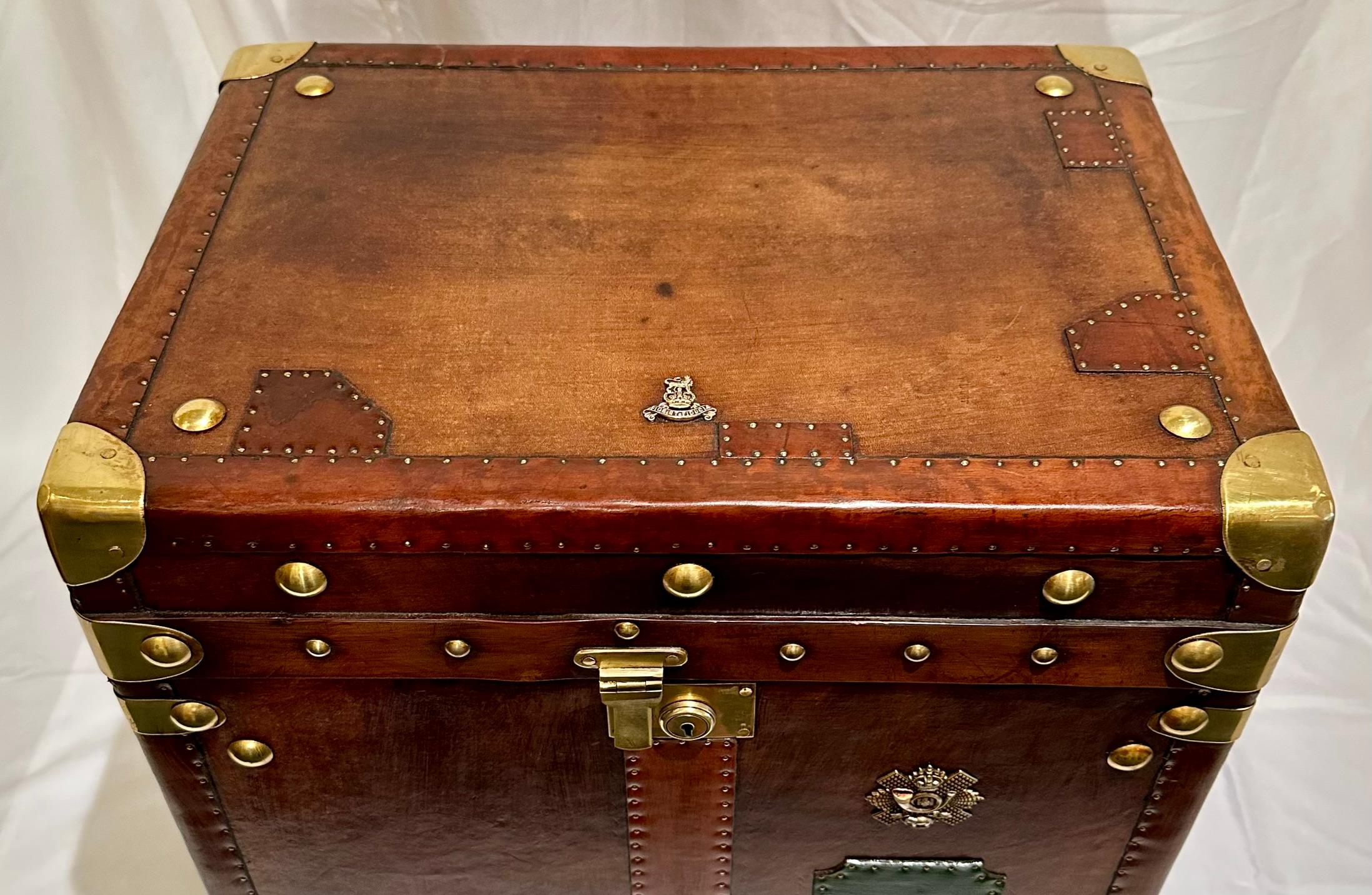 XX secolo Coppia di antichi bauli militari in pelle e ottone della fanteria leggera scozzese, Circa 1900 in vendita