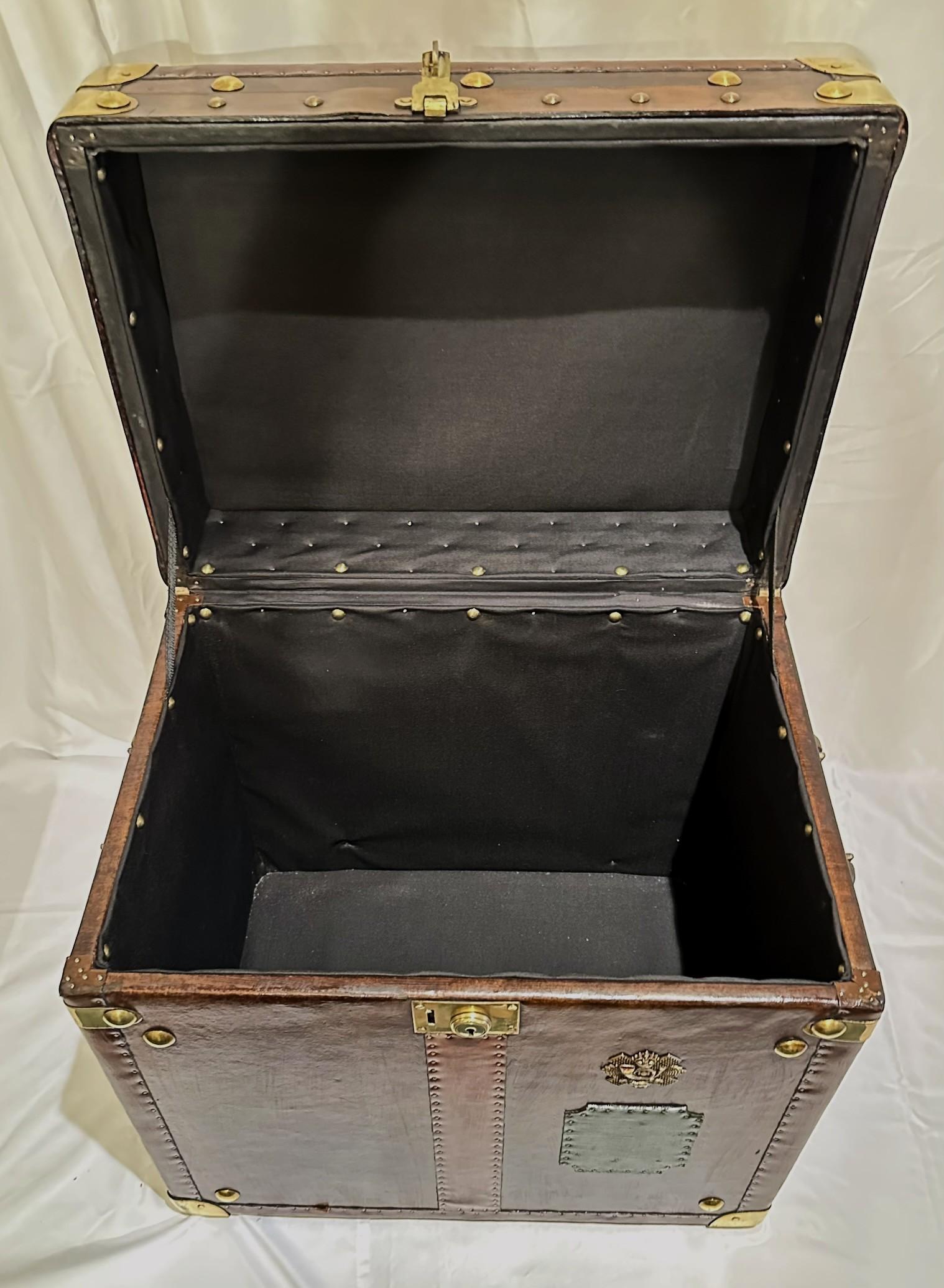 Ottone Coppia di antichi bauli militari in pelle e ottone della fanteria leggera scozzese, Circa 1900 in vendita