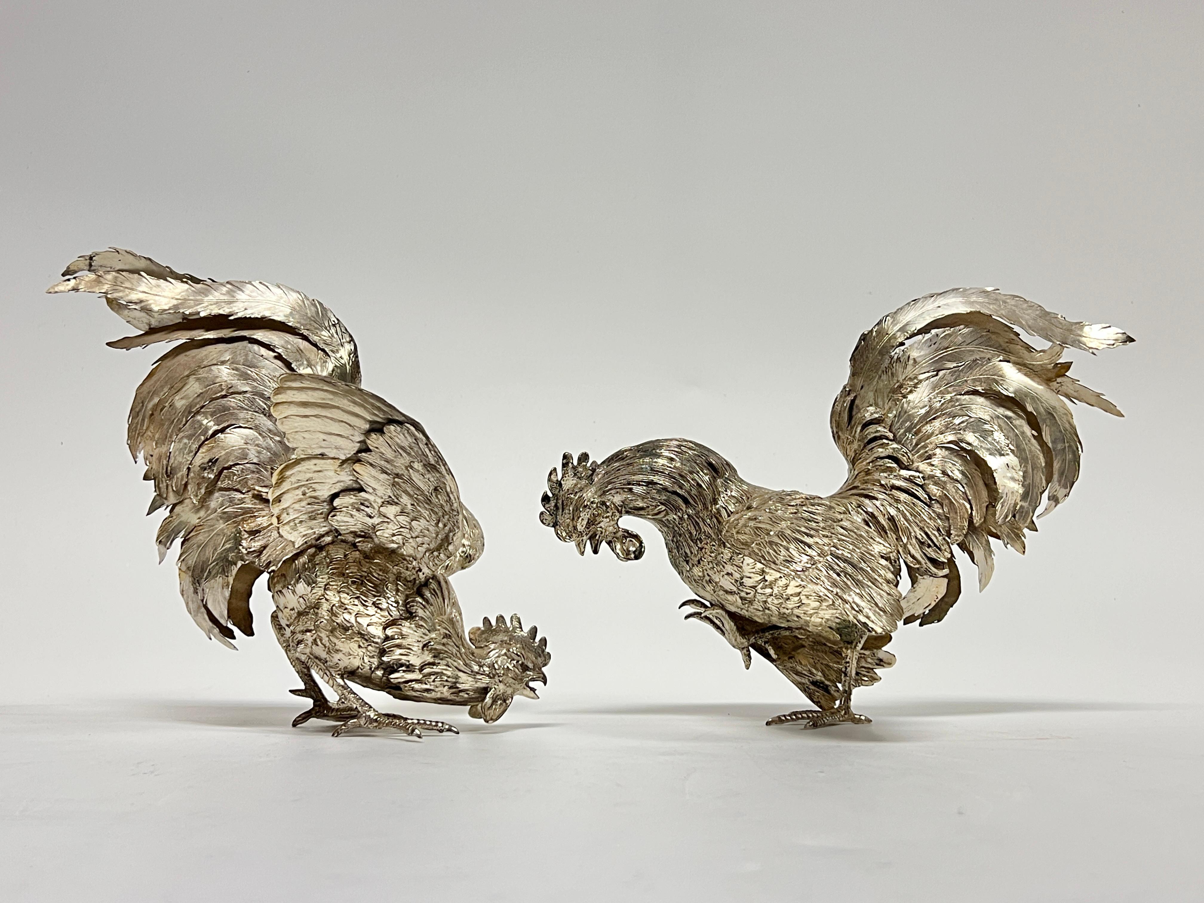 Pareja de antiguos continentales  (finales del siglo XIX) figuritas de gallo de plata que miden 7 1/2 y 7 3/4 pulgadas de alto respectivamente.  Con marcas de ensayador y fabricante.