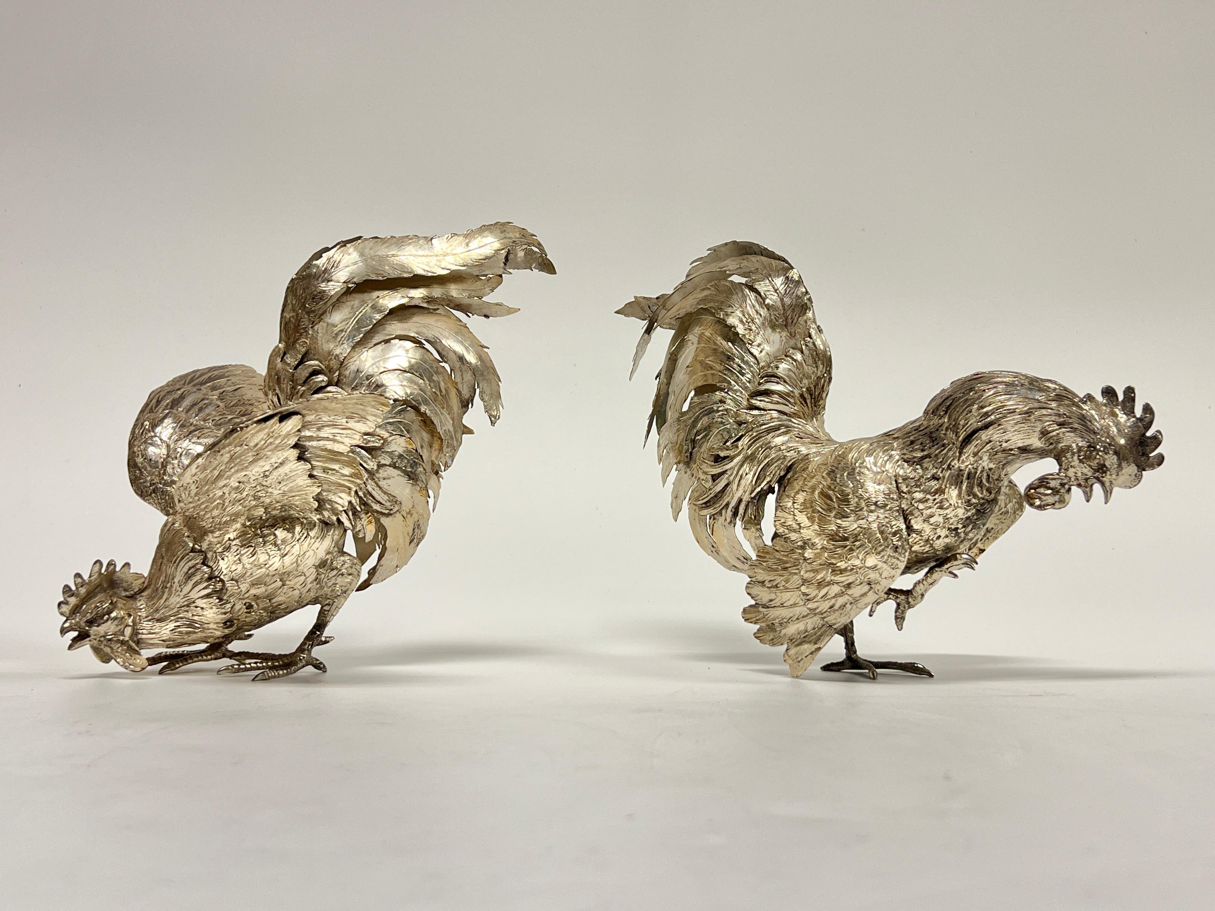 Pareja de Figurillas / Esculturas de Gallo de Plata Antiguas Repujado en venta