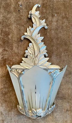 Paire d'appliques murales Art Déco en bronze argenté d'antiquités vers 1910-1920
