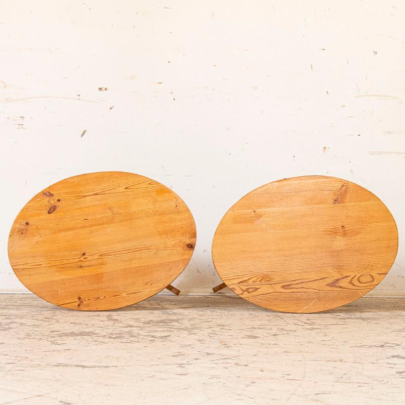 Pair of Antique Small Oval Pine Pedestal Side Tables from Sweden In Good Condition In Round Top, TX