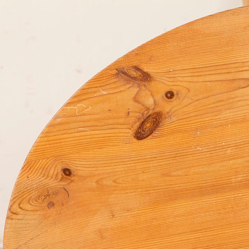 19th Century Pair of Antique Small Oval Pine Pedestal Side Tables from Sweden