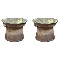 Paire de tables tambour de pluie anciennes d'Asie du Sud-Est asiatique en bronze avec plateau en verre