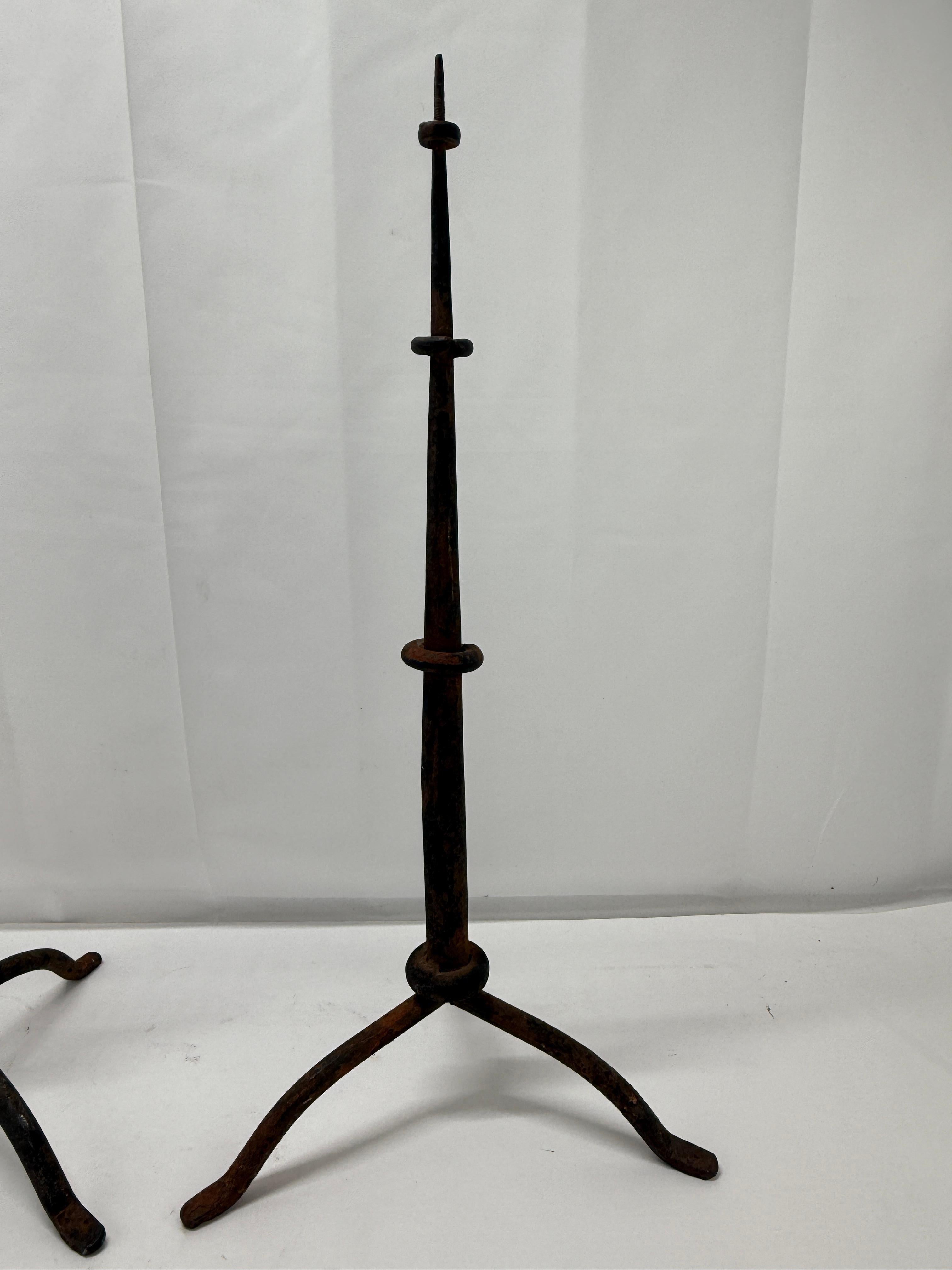 Pareja, Prickets Antiguos de Hierro Estilo Colonial Español Colonial español en venta