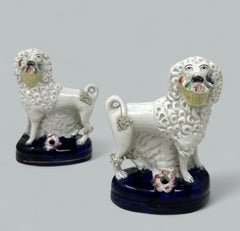Paire de porte-plume anciens en porcelaine du Staffordshire pour caniches et chiens 19ème siècle