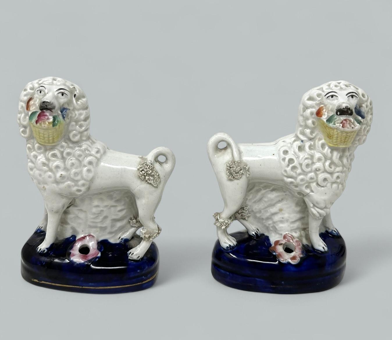 Paar antike Staffordshire Porzellan Pudel Hunde Federkielhalter 19. (Viktorianisch) im Angebot