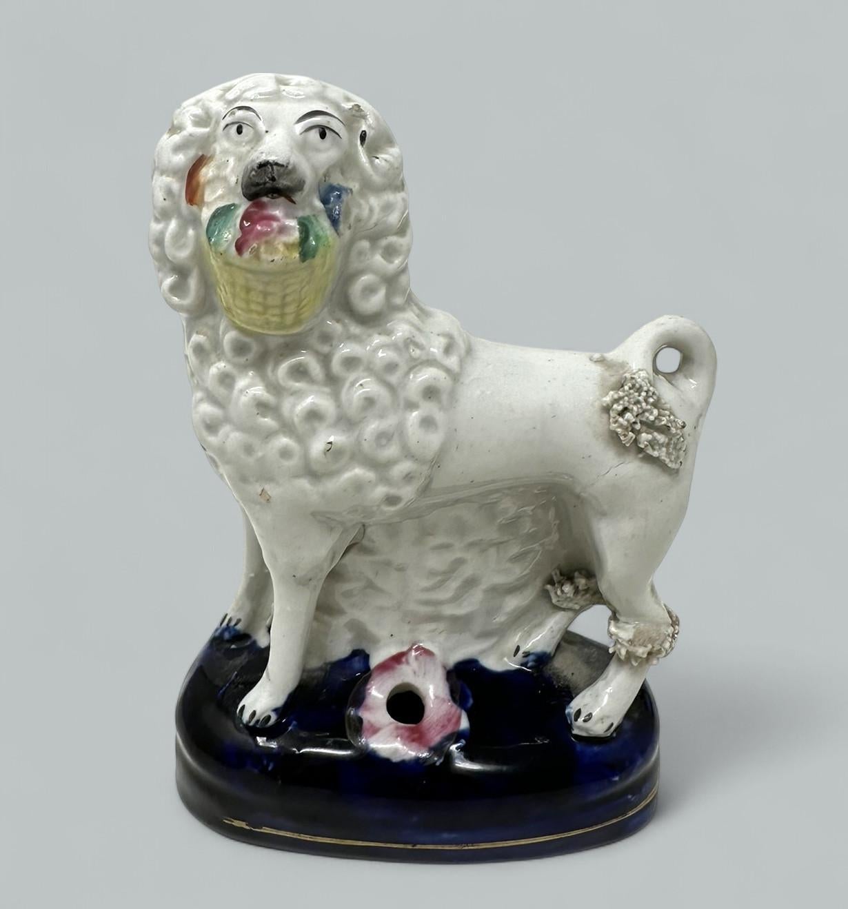 Paar antike Staffordshire Porzellan Pudel Hunde Federkielhalter 19. (Handbemalt) im Angebot