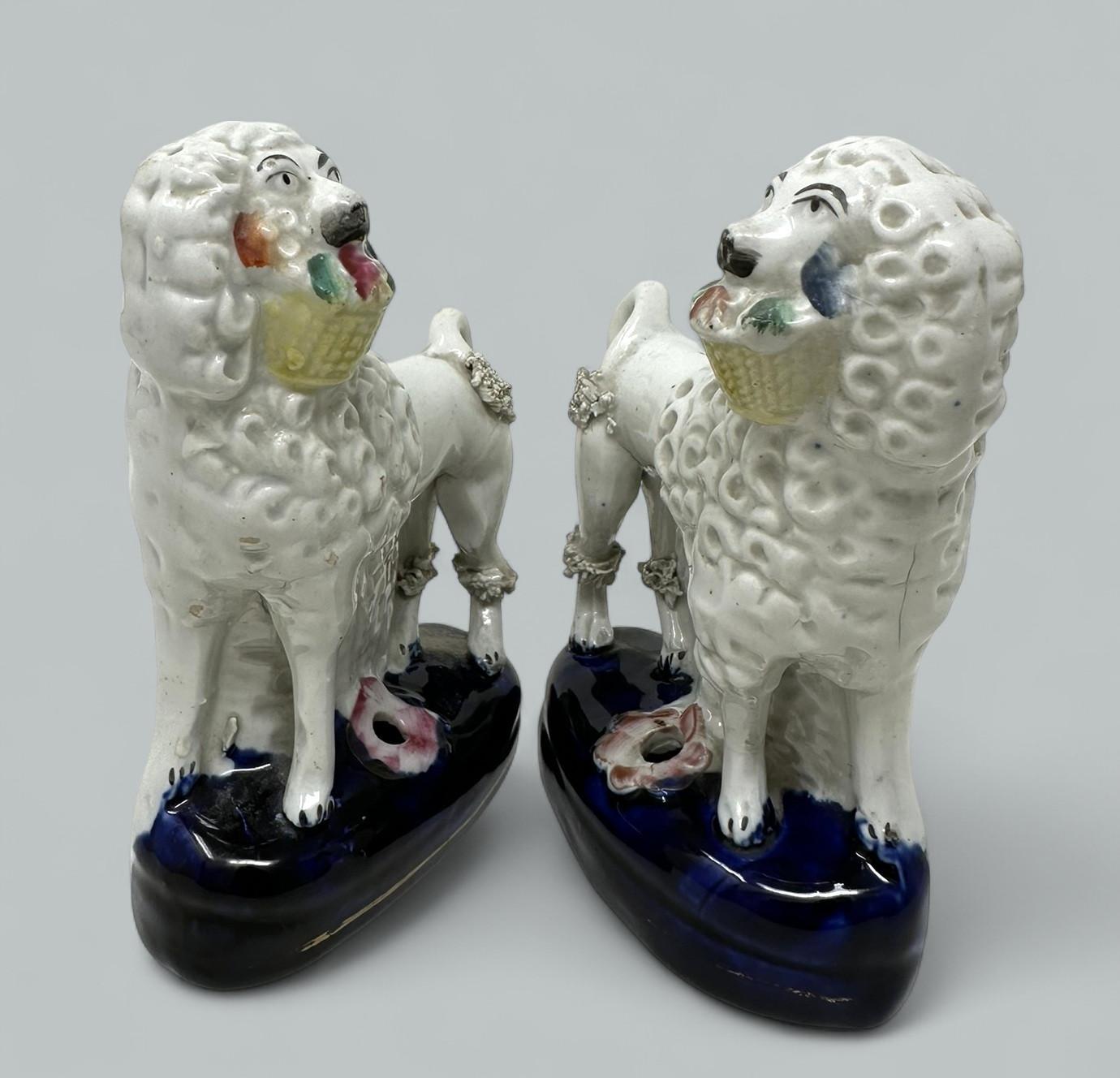 Paar antike Staffordshire Porzellan Pudel Hunde Federkielhalter 19. im Zustand „Gut“ im Angebot in Dublin, Ireland