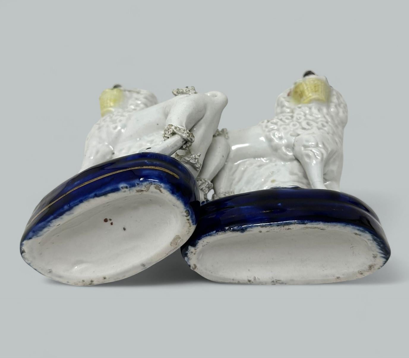 Paar antike Staffordshire Porzellan Pudel Hunde Federkielhalter 19. im Angebot 1